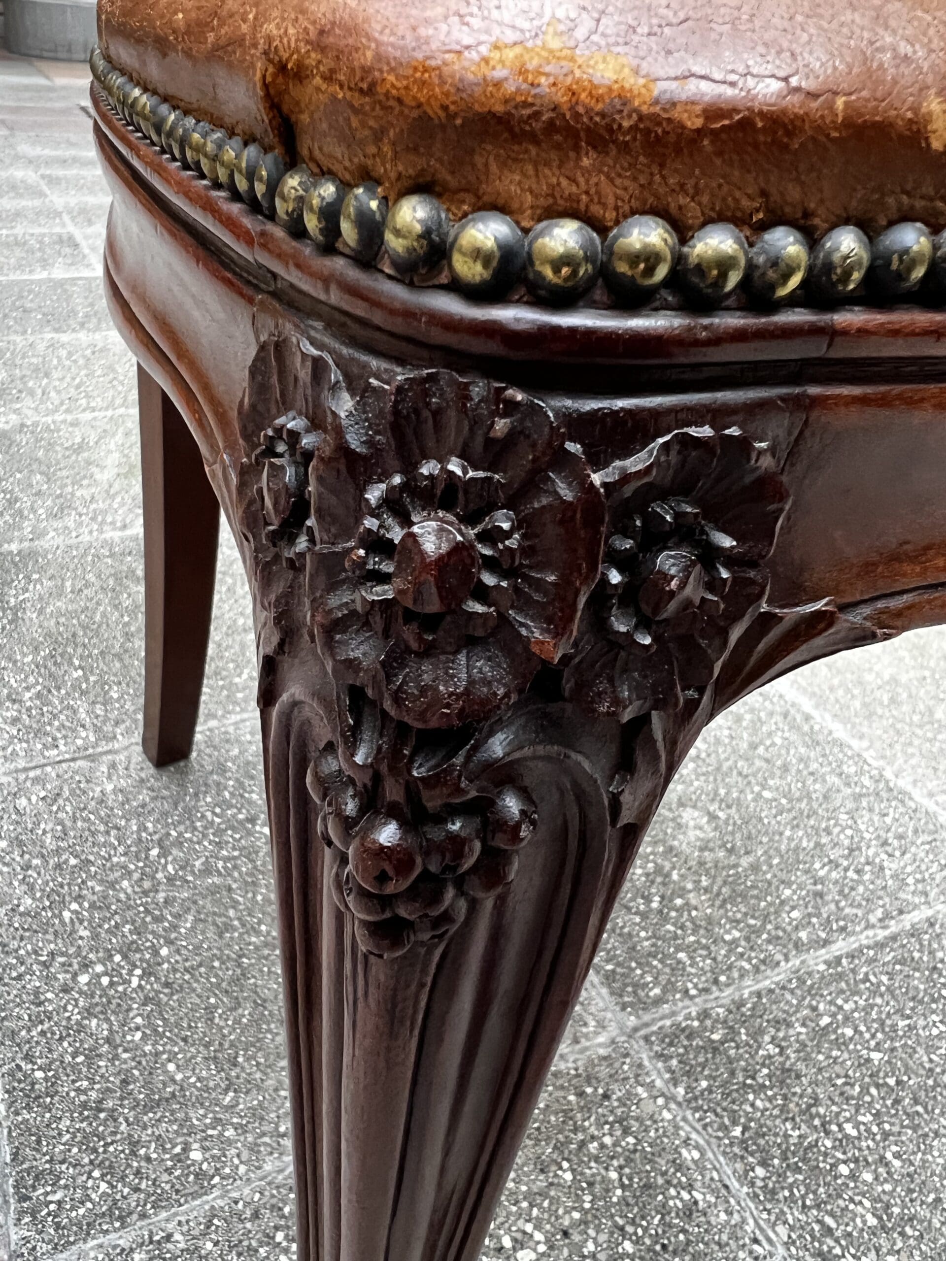 Chaise Art Nouveau en bois sculpté et cuir gravé – Élégance vintage intemporelle