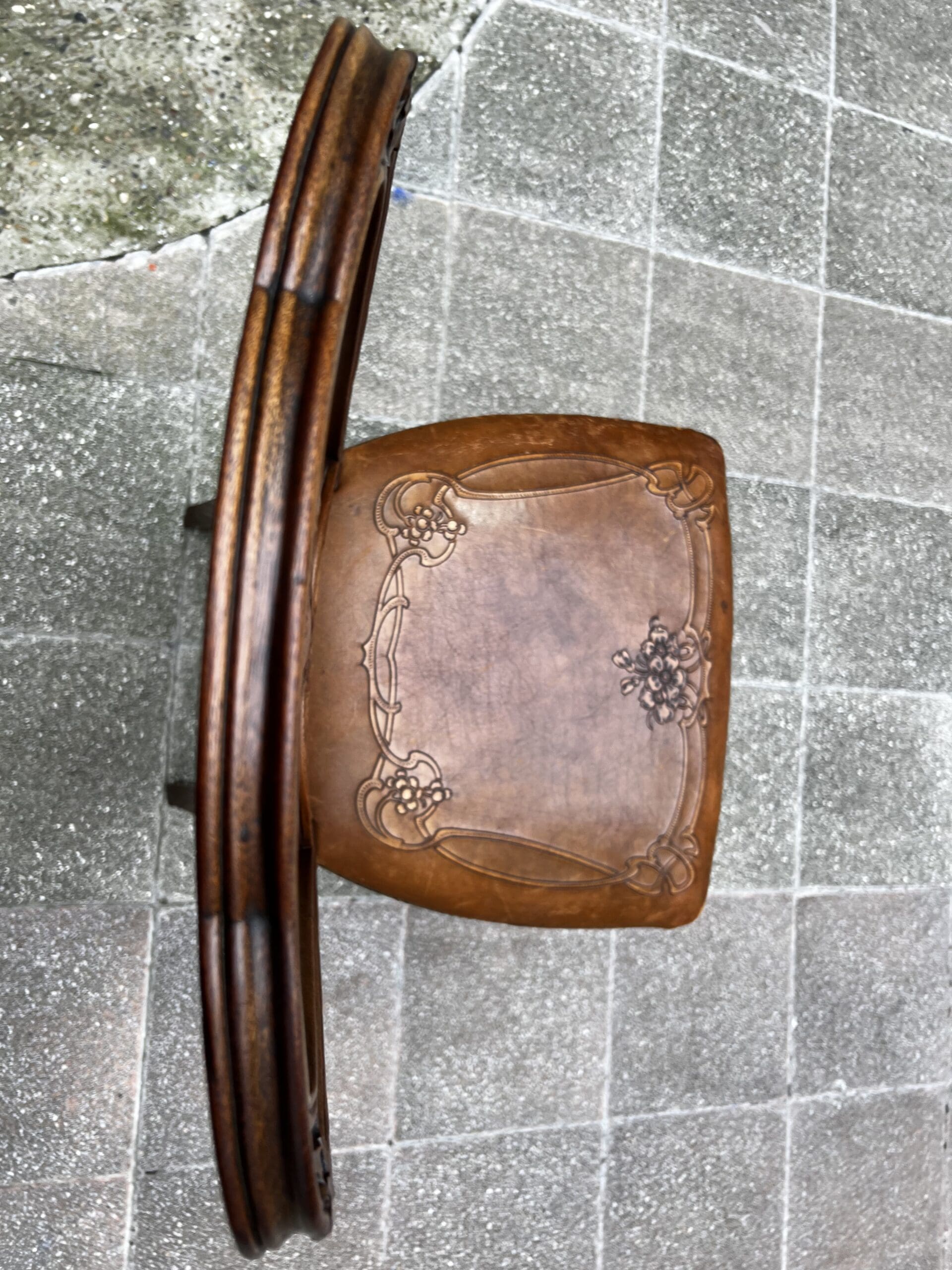 Chaise Art Nouveau en bois sculpté et cuir gravé – Élégance vintage intemporelle