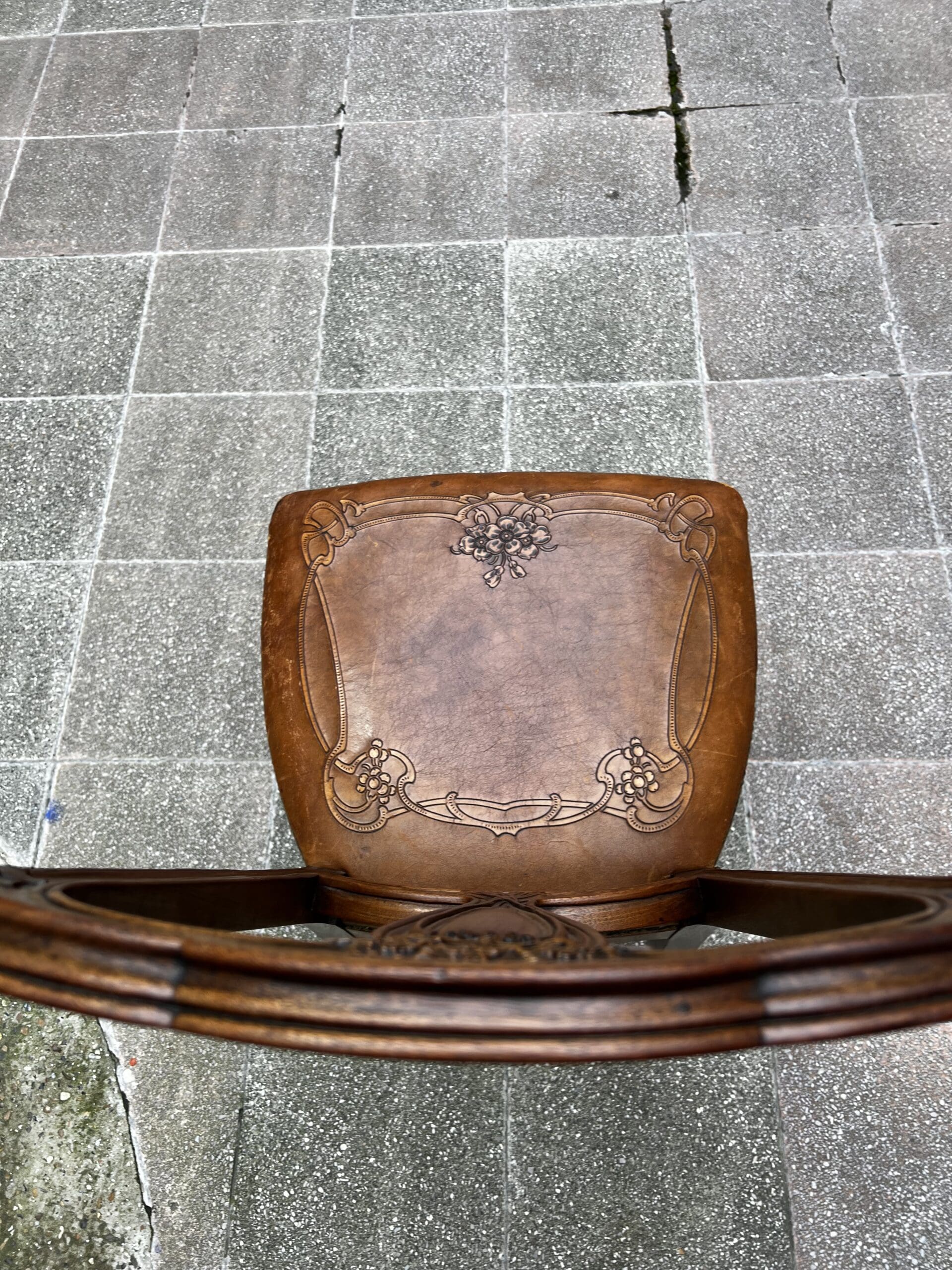 Chaise Art Nouveau en bois sculpté et cuir gravé – Élégance vintage intemporelle