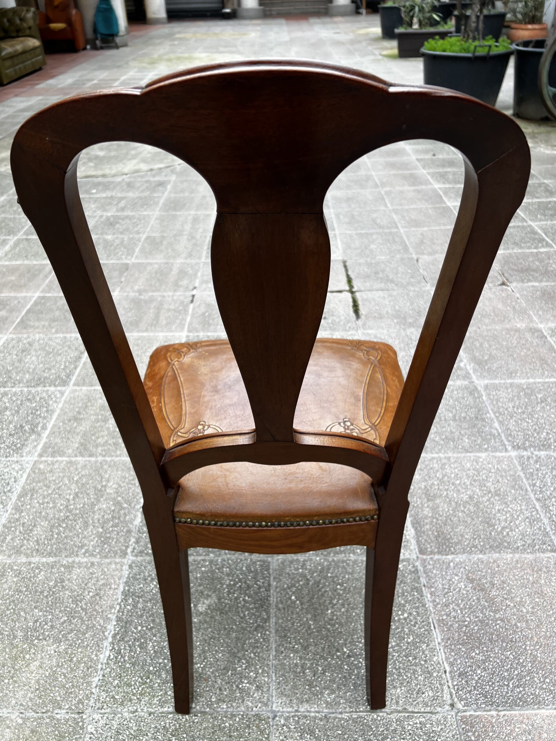Chaise Art Nouveau en bois sculpté et cuir gravé – Élégance vintage intemporelle