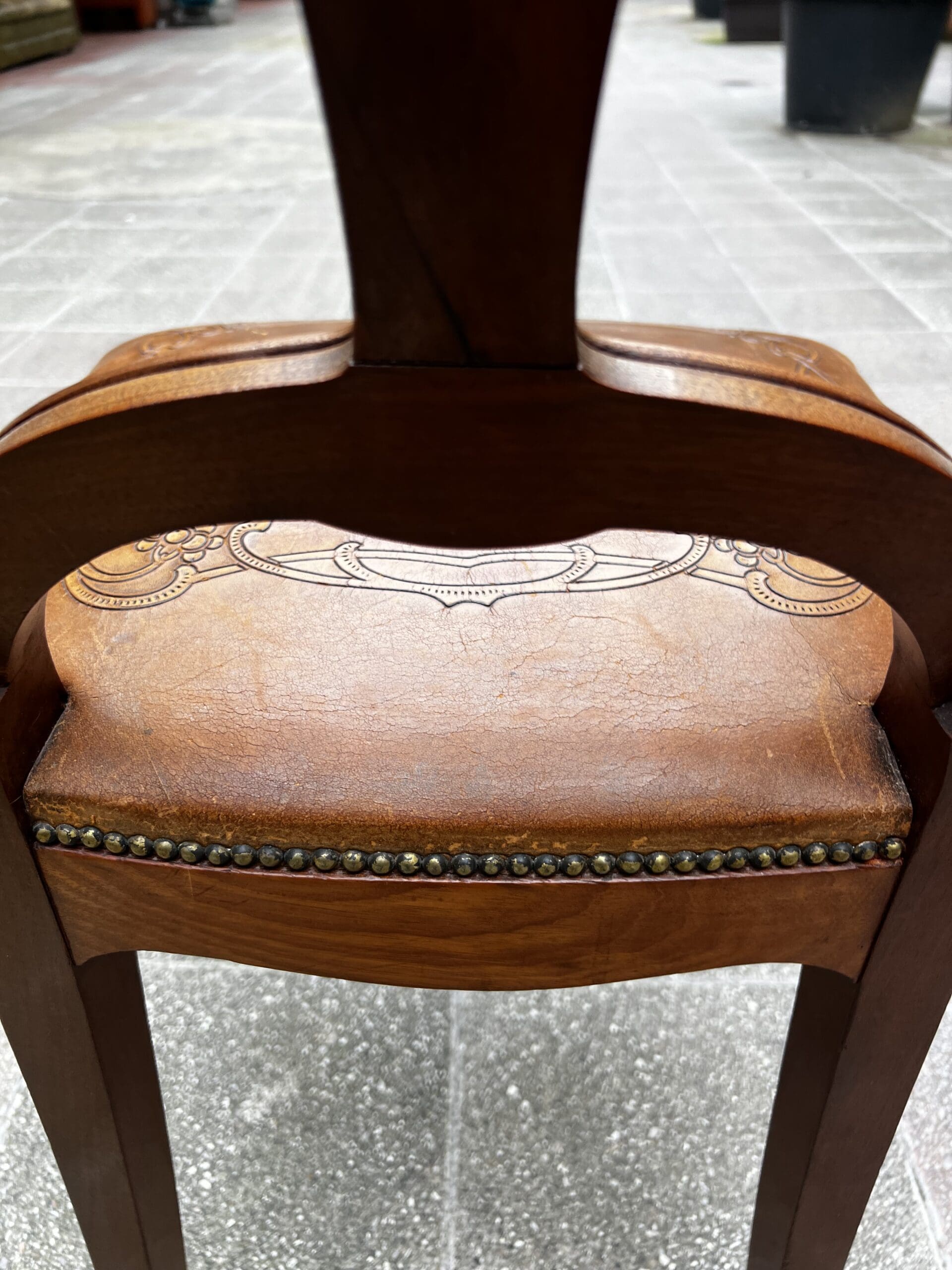 Chaise Art Nouveau en bois sculpté et cuir gravé – Élégance vintage intemporelle