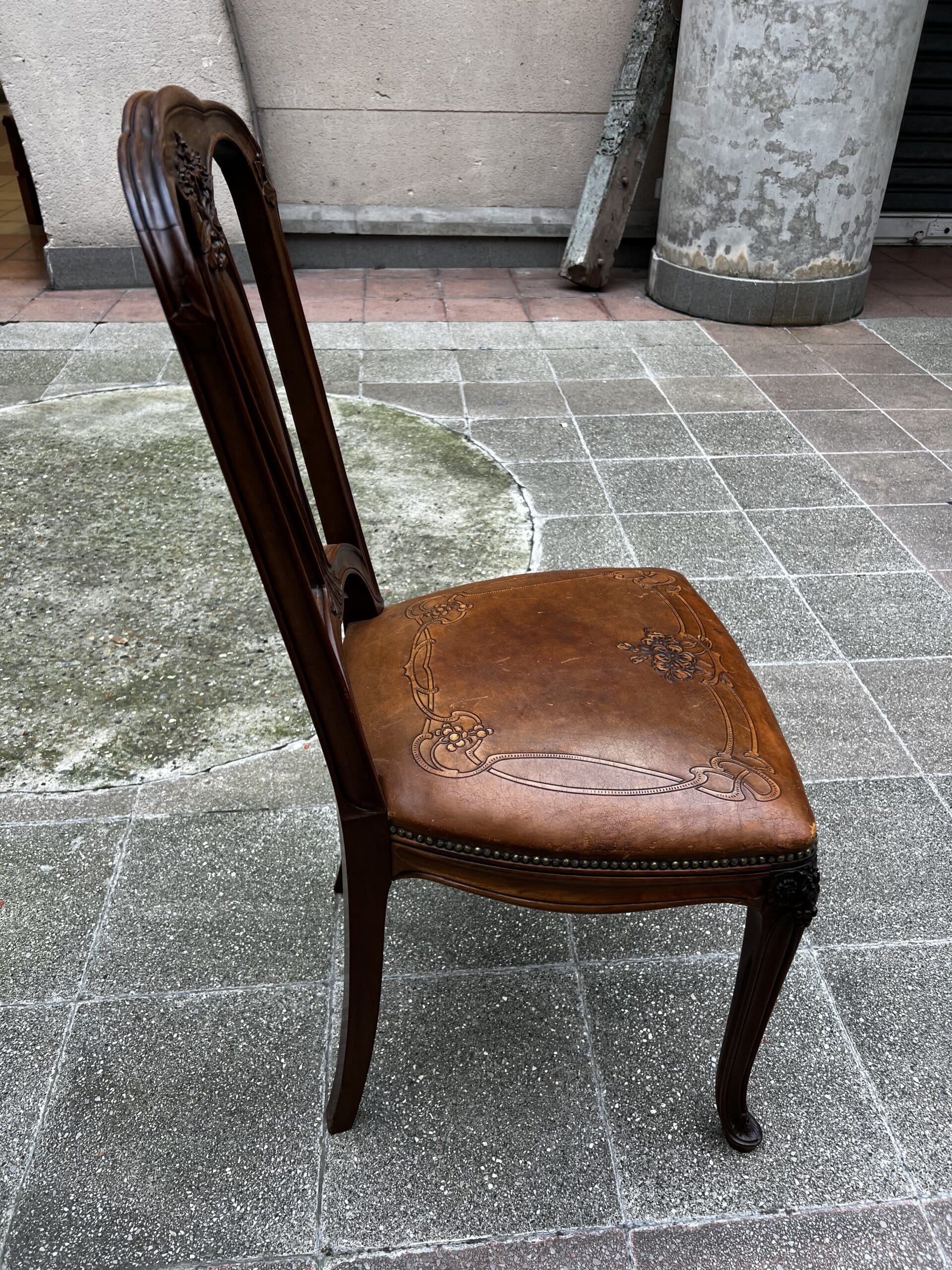 Chaise Art Nouveau en bois sculpté et cuir gravé – Élégance vintage intemporelle