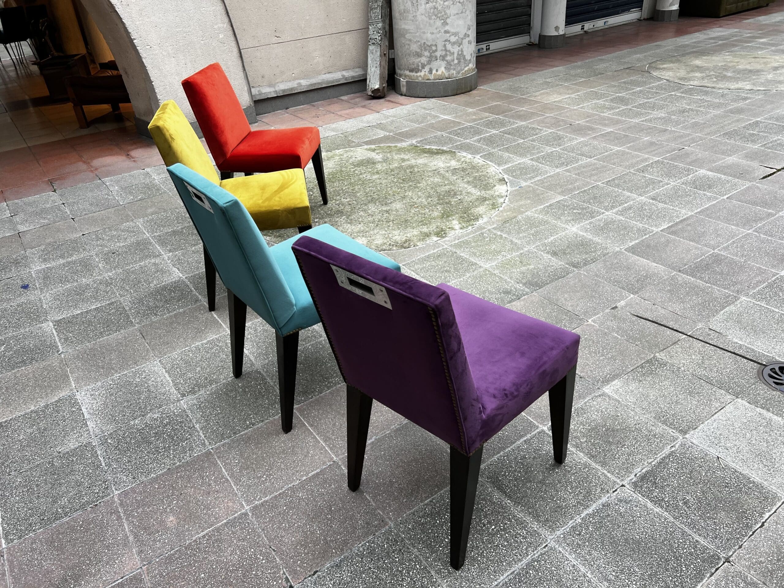 Chaises Gala par Philippe Hurel ( reste 2)  – Élégance intemporelle et design des années 1980