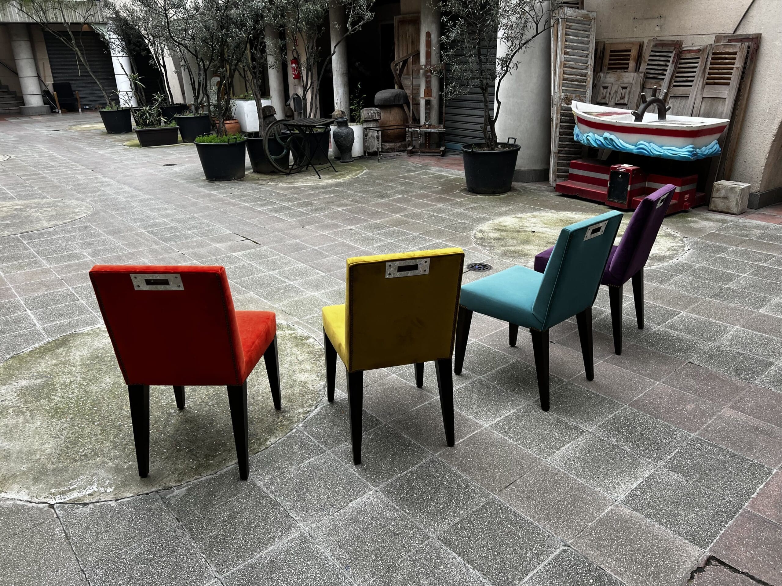 Chaises Gala par Philippe Hurel ( reste 2)  – Élégance intemporelle et design des années 1980