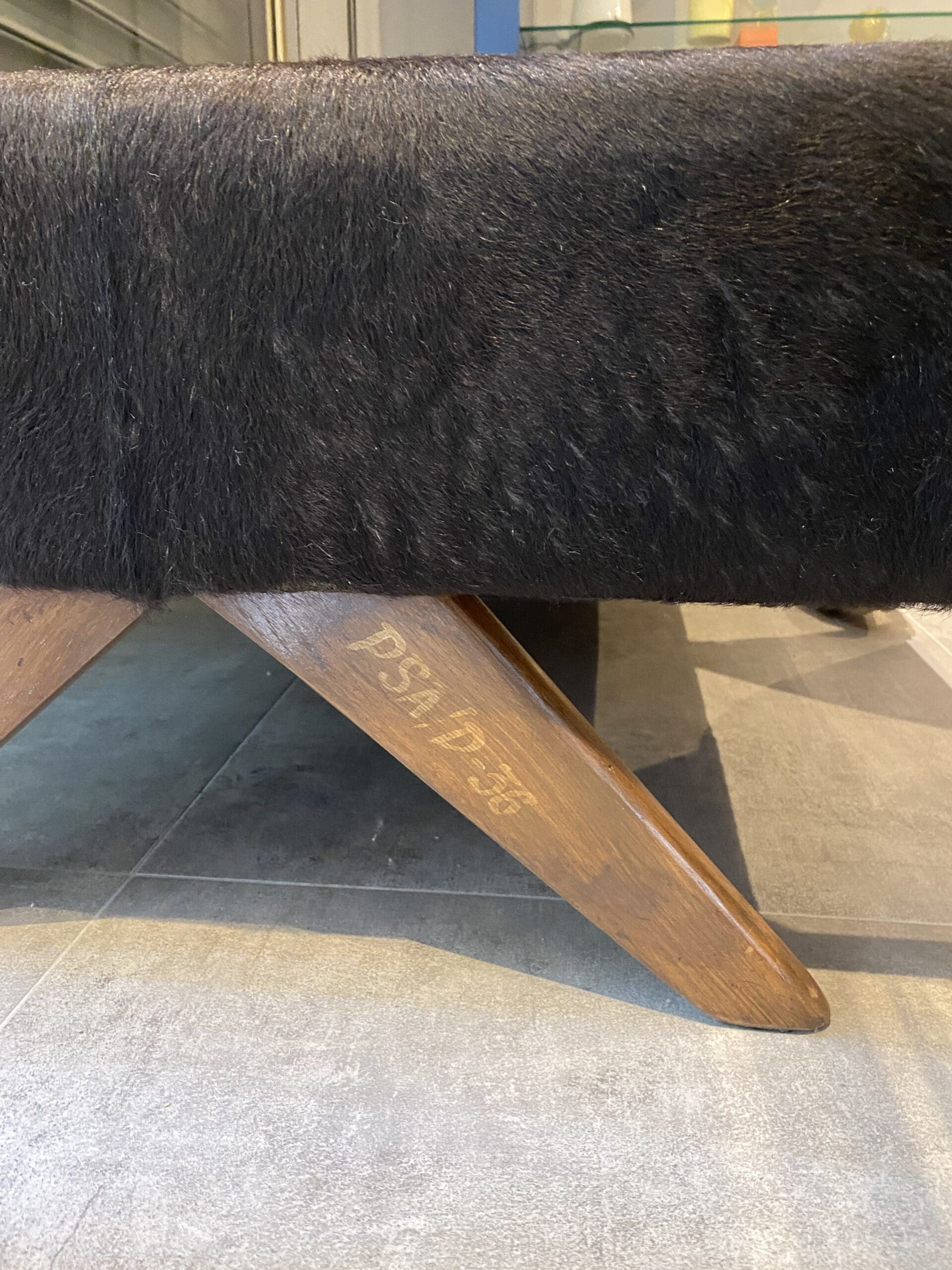 Daybed Pierre Jeanneret en peau de vache noire – Élégance intemporelle du design moderniste