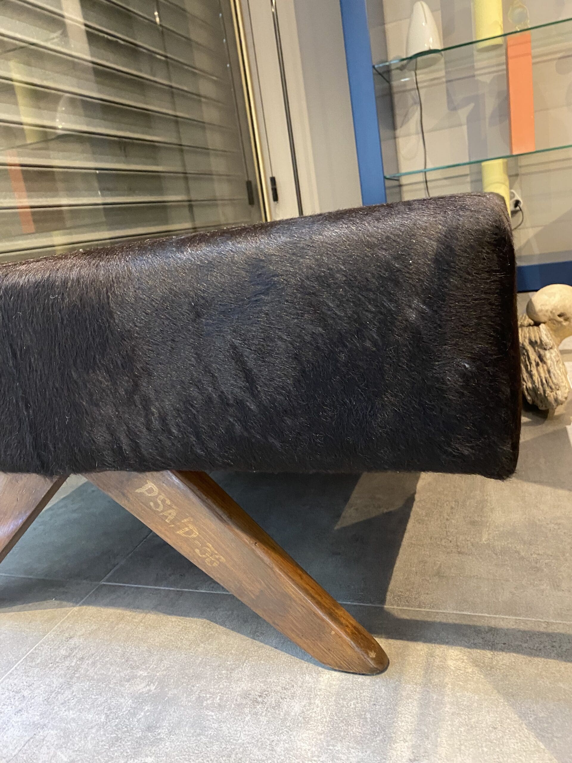 Daybed Pierre Jeanneret en peau de vache noire – Élégance intemporelle du design moderniste