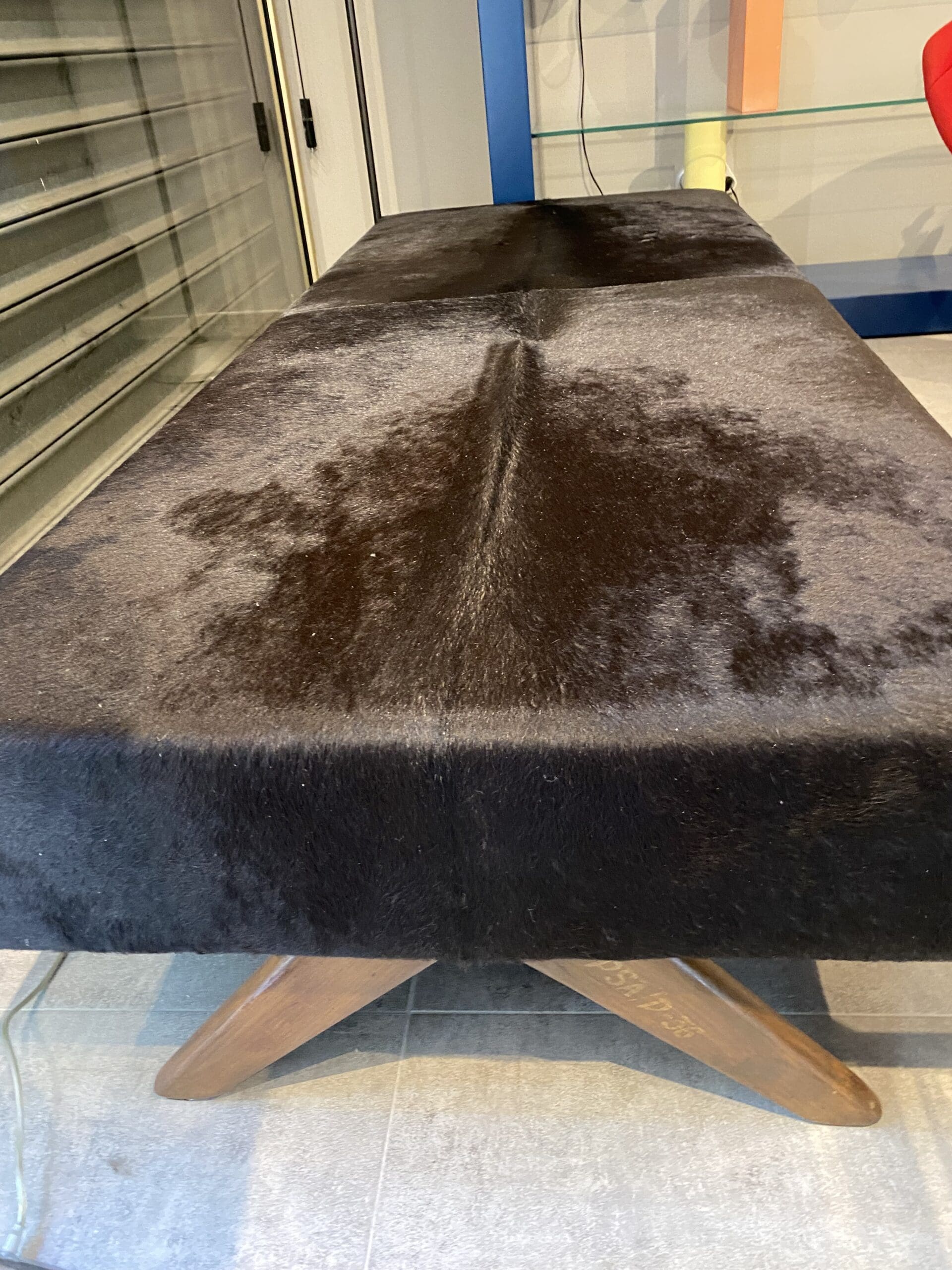Daybed Pierre Jeanneret en peau de vache noire – Élégance intemporelle du design moderniste