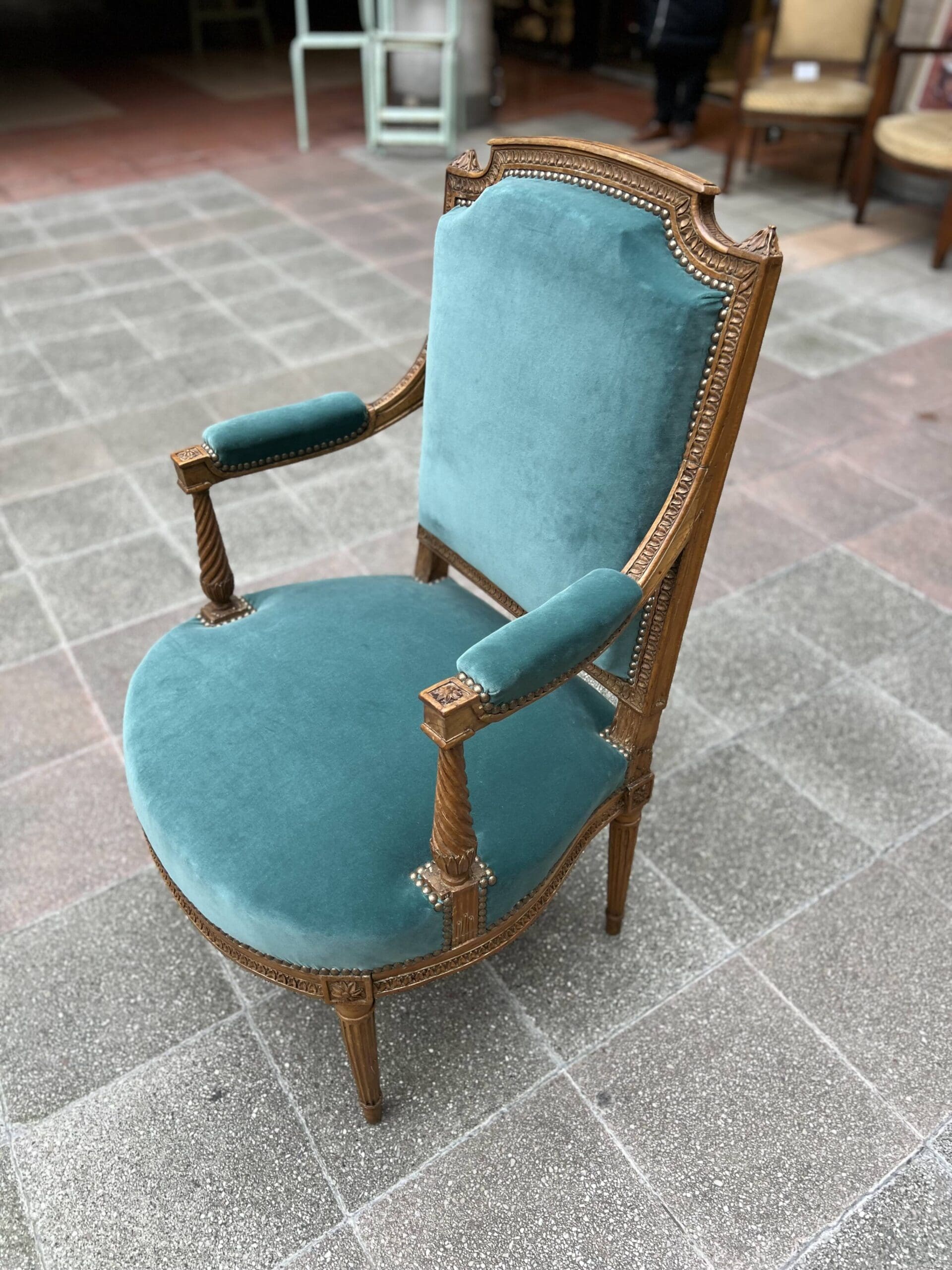 Fauteuil de couloir Louis XVI d’époque – Ornements sculptés et garniture en velours