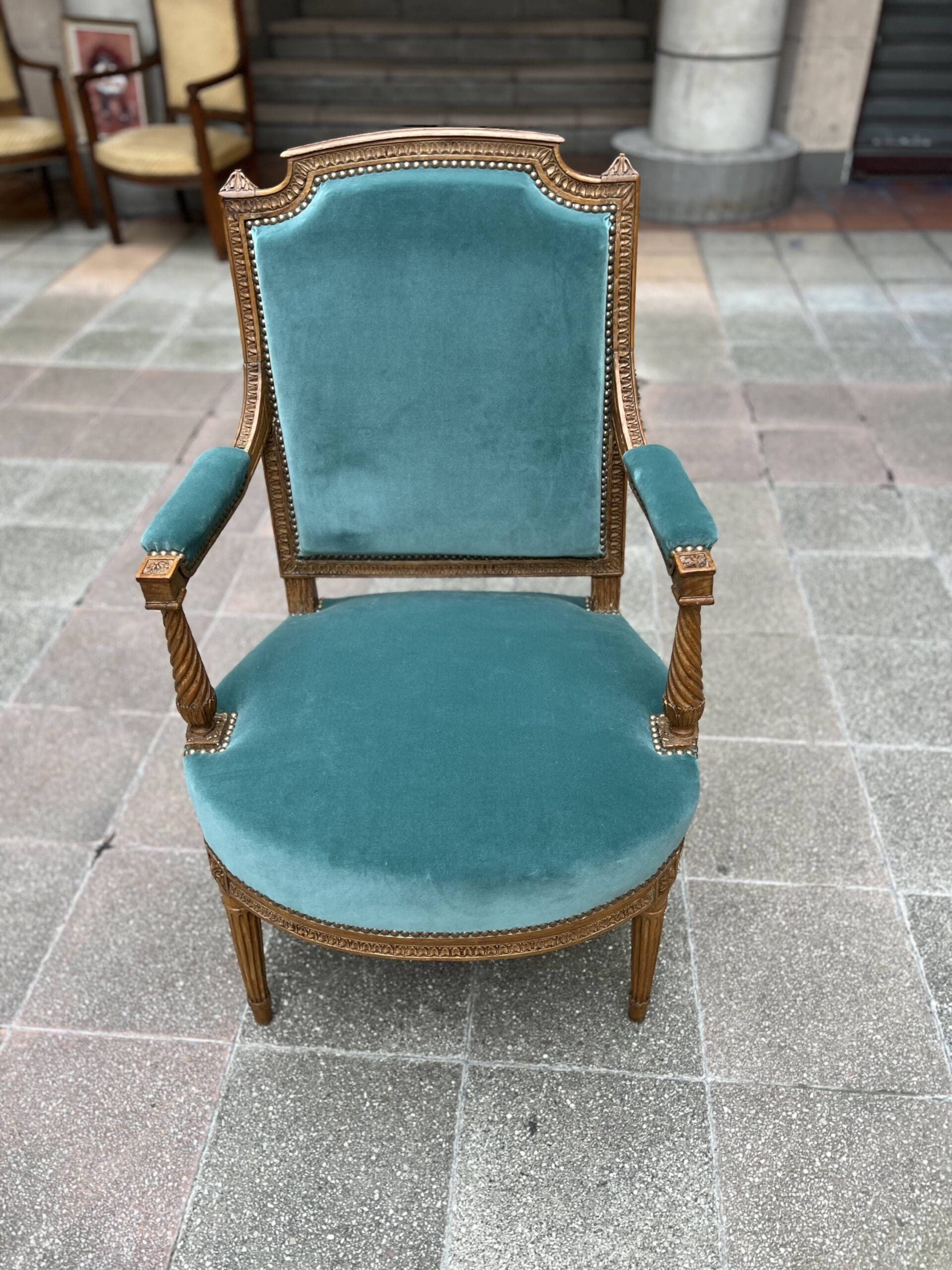 Fauteuil de couloir Louis XVI d’époque – Ornements sculptés et garniture en velours