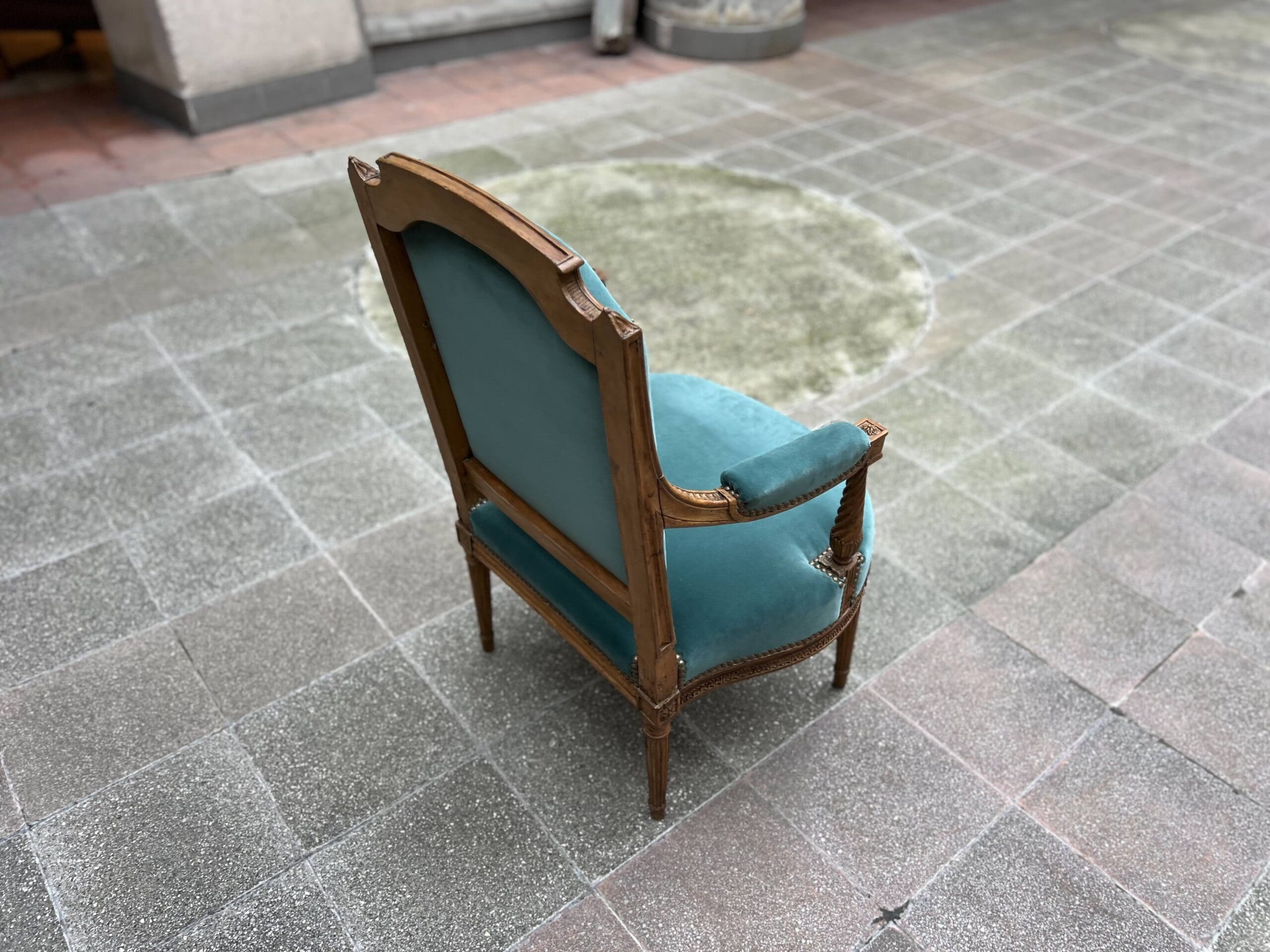 Fauteuil de couloir Louis XVI d’époque – Ornements sculptés et garniture en velours