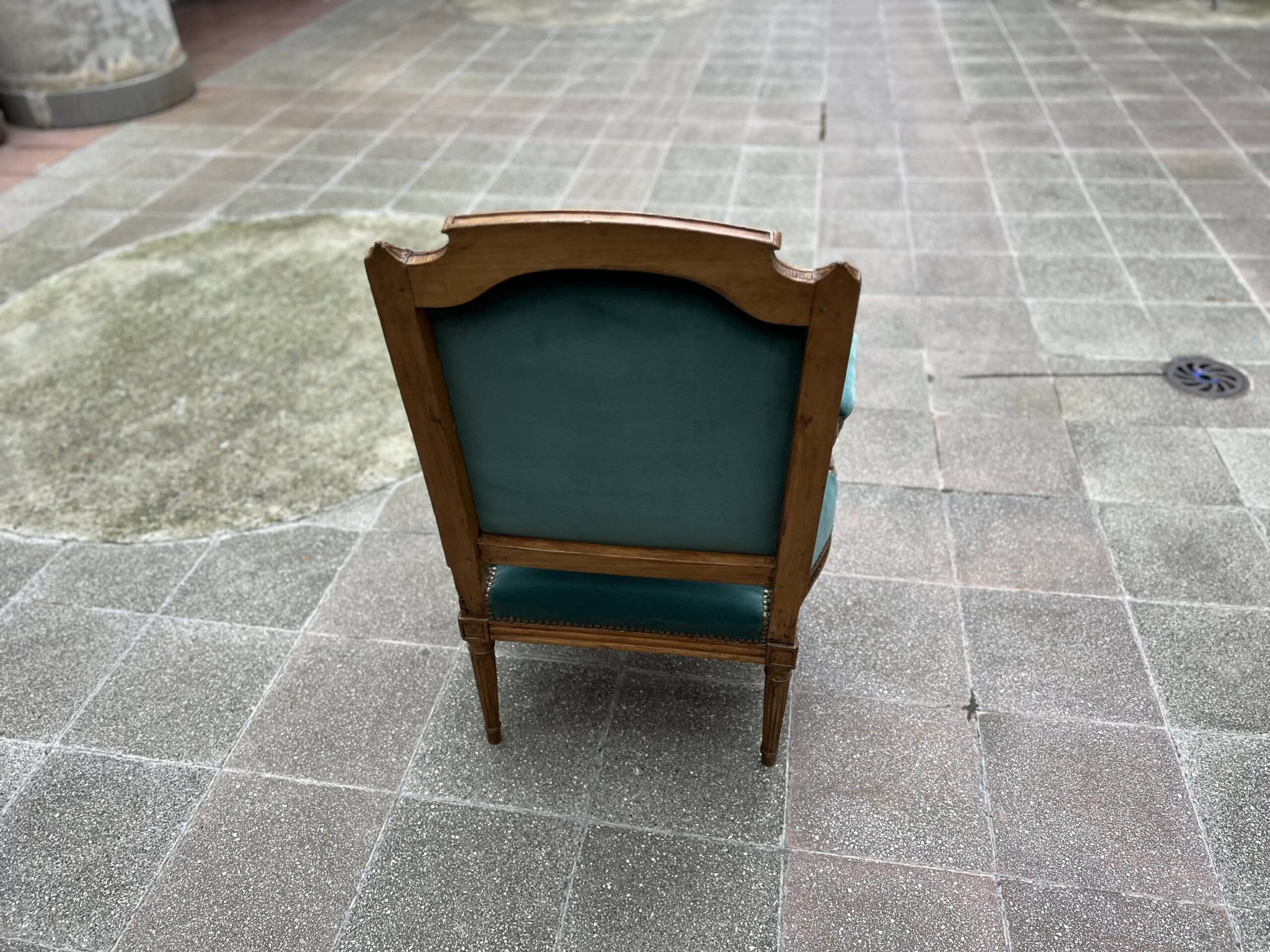 Fauteuil de couloir Louis XVI d’époque – Ornements sculptés et garniture en velours