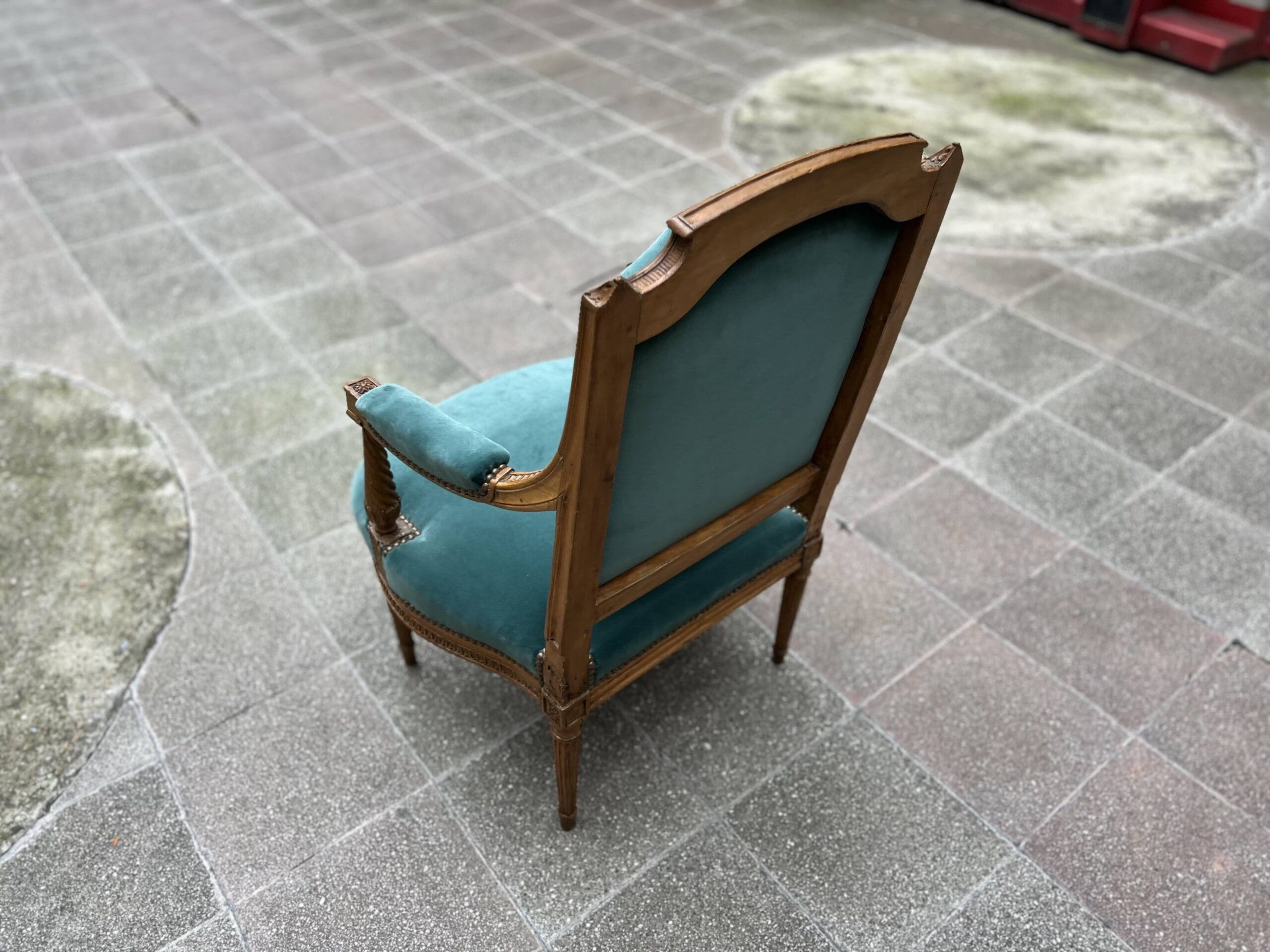 Fauteuil de couloir Louis XVI d’époque – Ornements sculptés et garniture en velours
