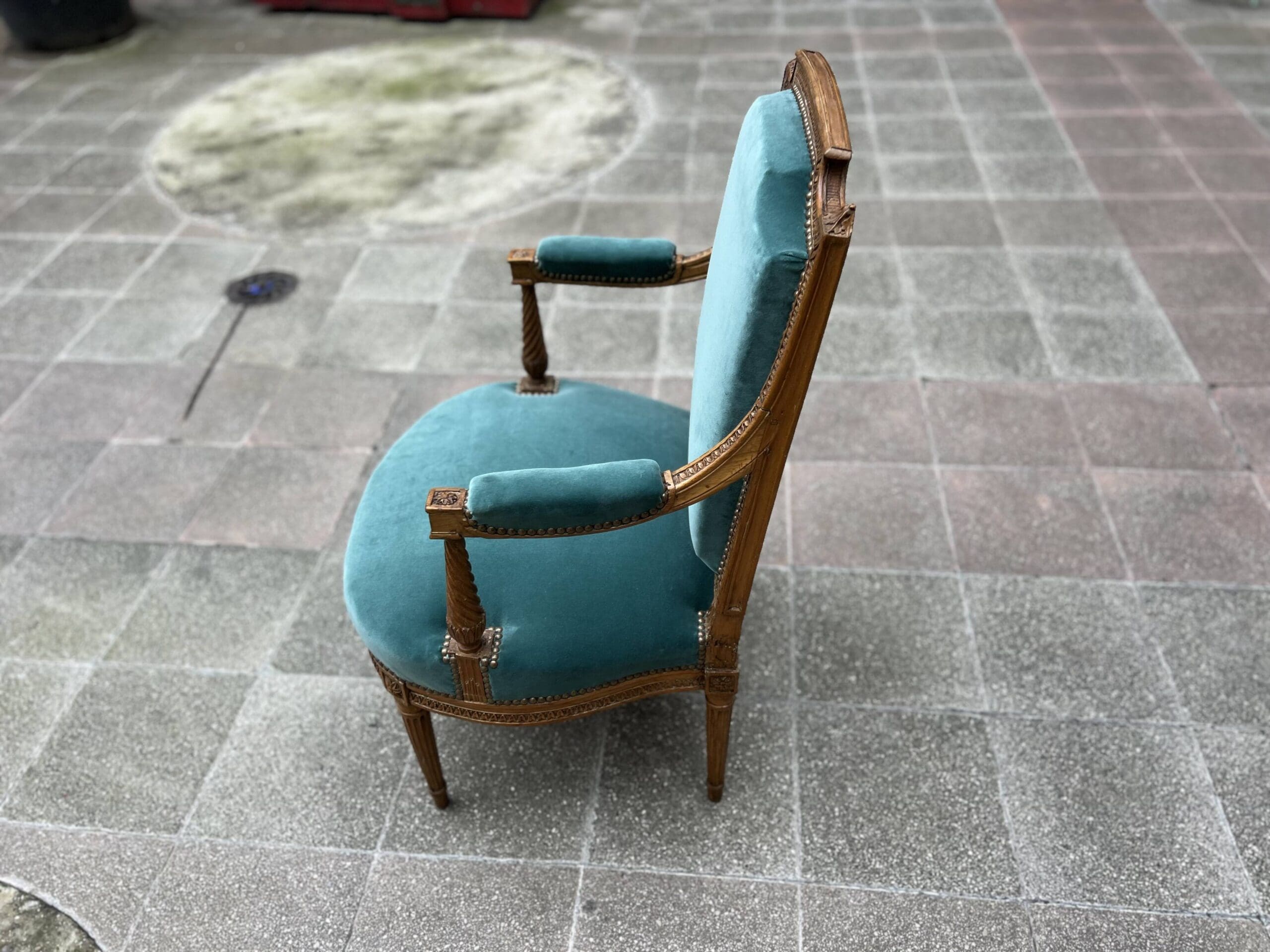 Fauteuil de couloir Louis XVI d’époque – Ornements sculptés et garniture en velours