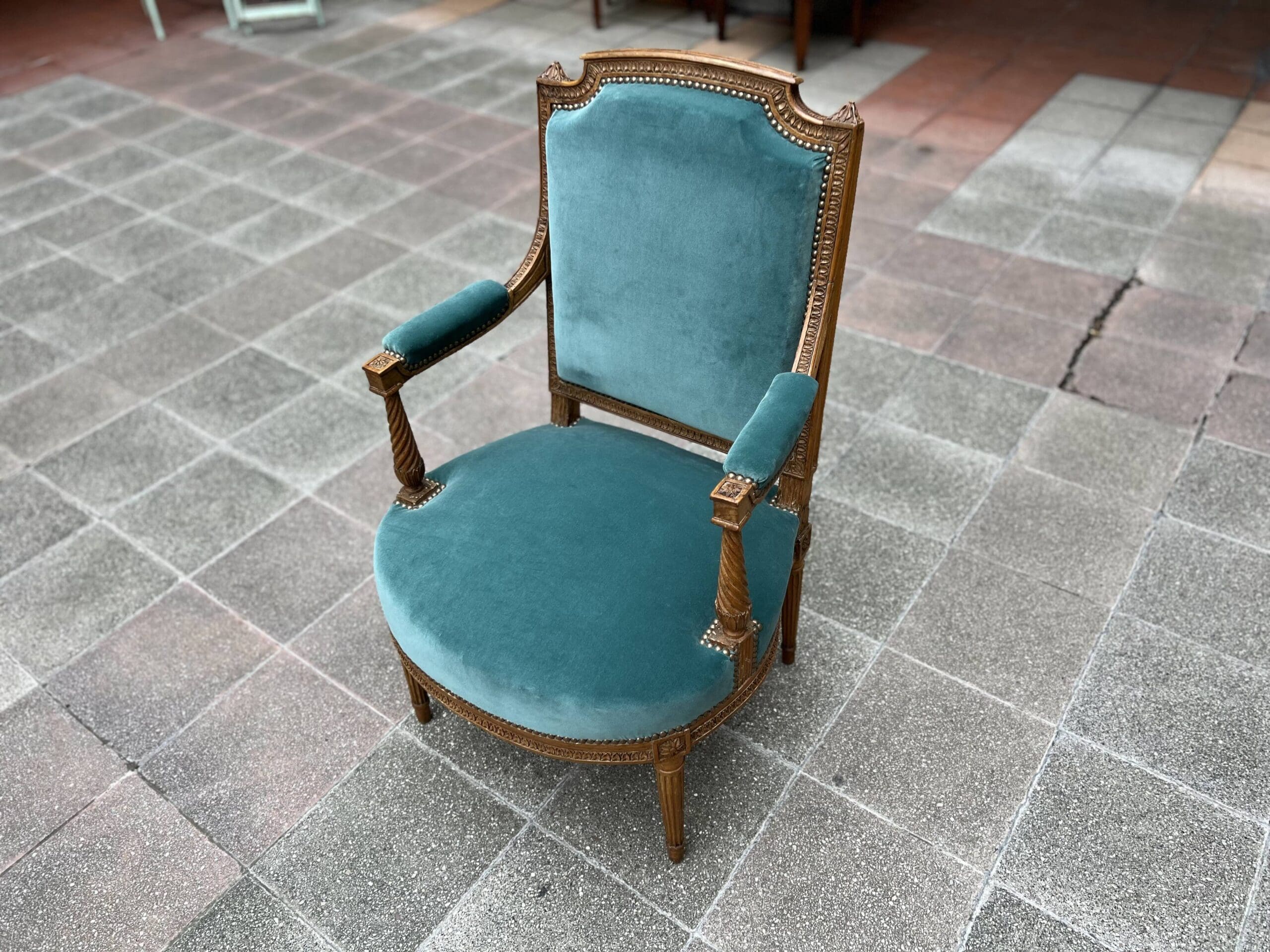 Fauteuil de couloir Louis XVI d’époque – Ornements sculptés et garniture en velours