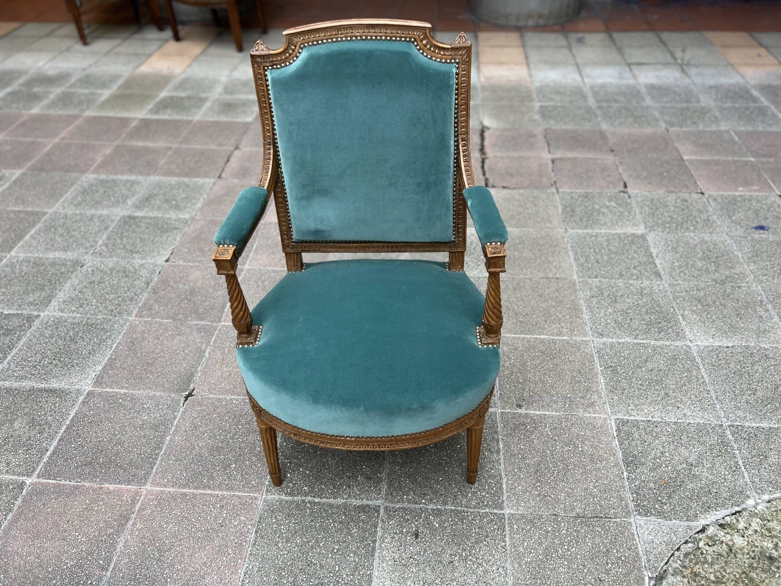 Fauteuil de couloir Louis XVI d’époque – Ornements sculptés et garniture en velours