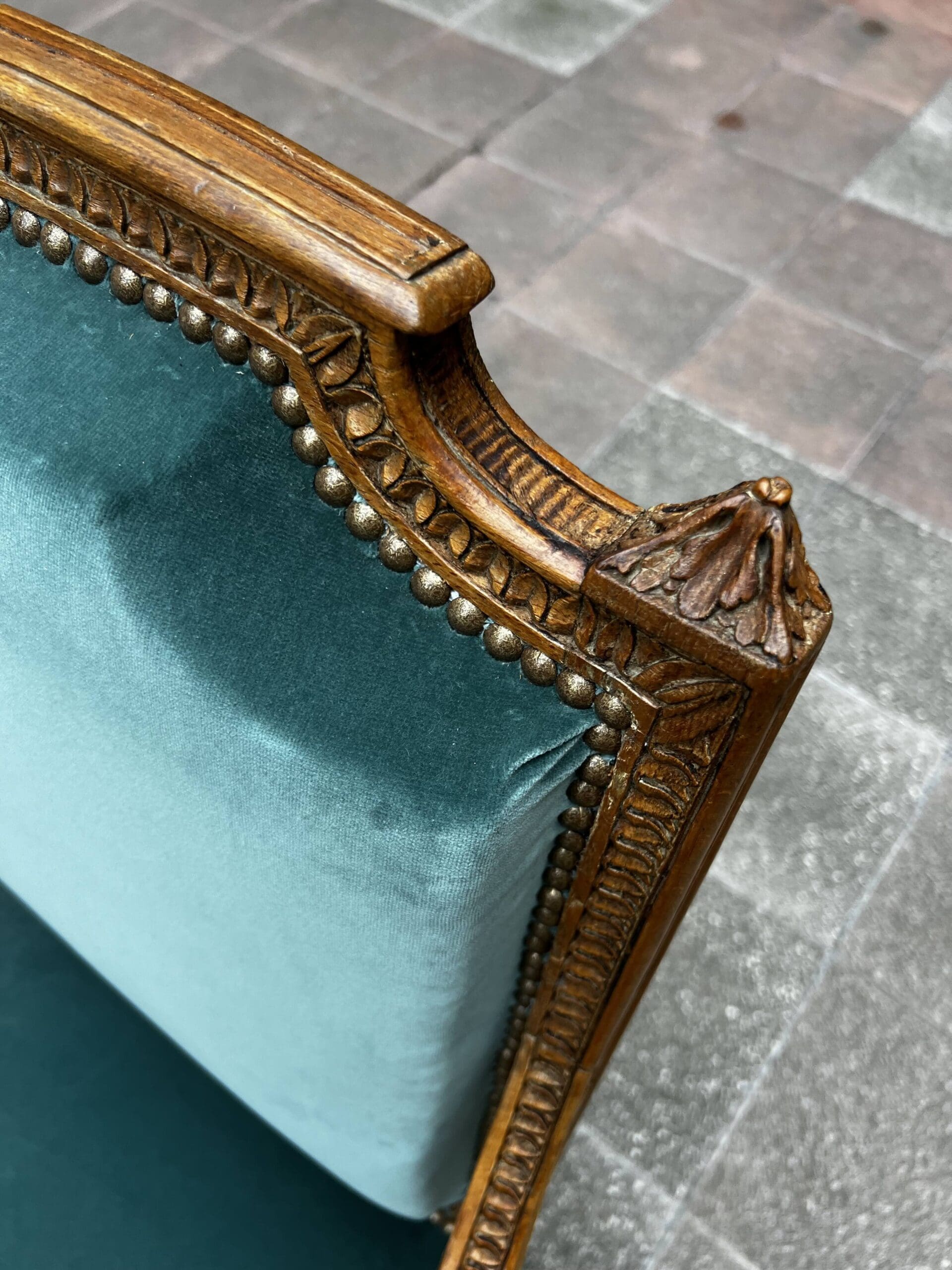 Fauteuil de couloir Louis XVI d’époque – Ornements sculptés et garniture en velours