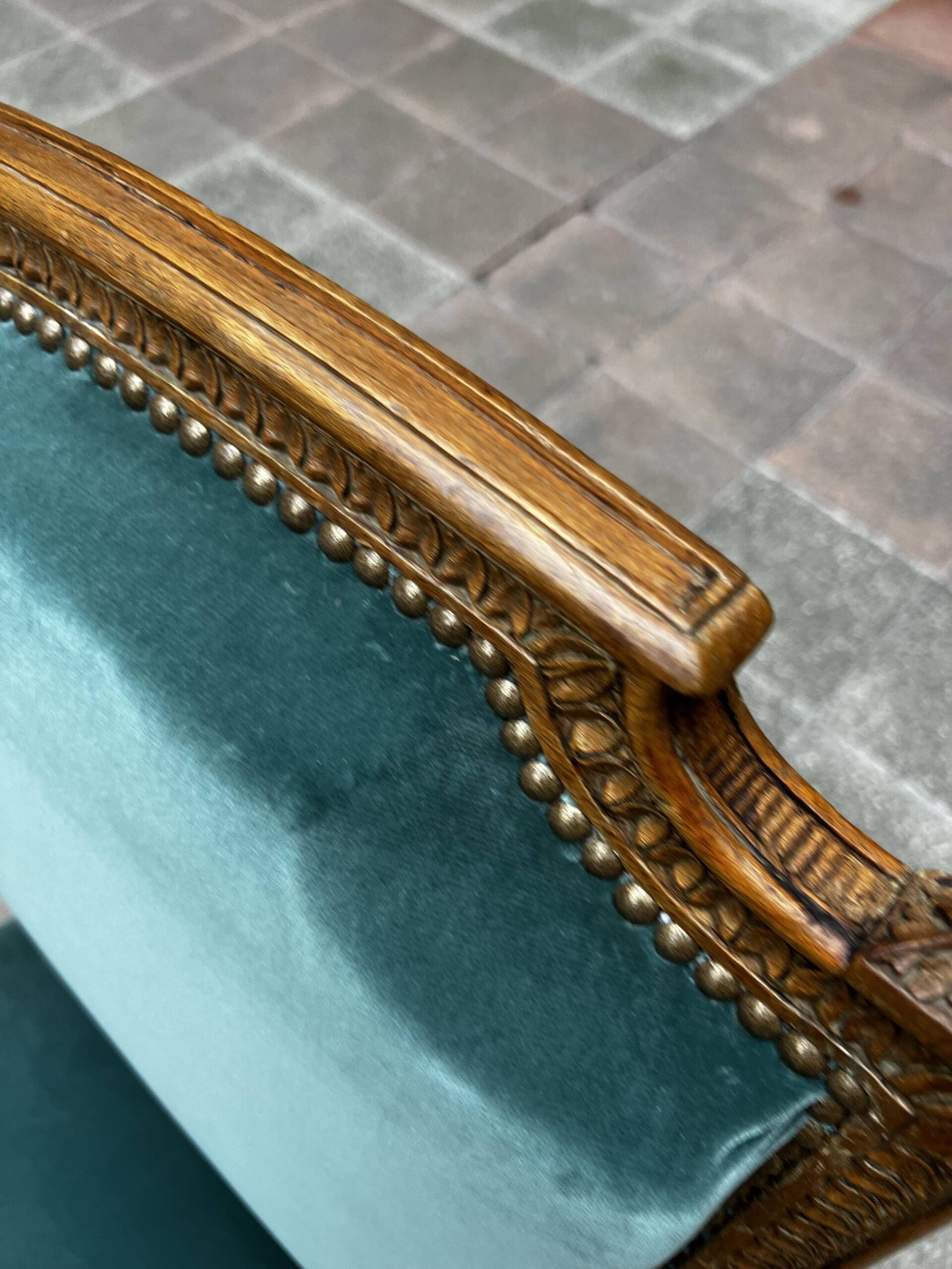 Fauteuil de couloir Louis XVI d’époque – Ornements sculptés et garniture en velours