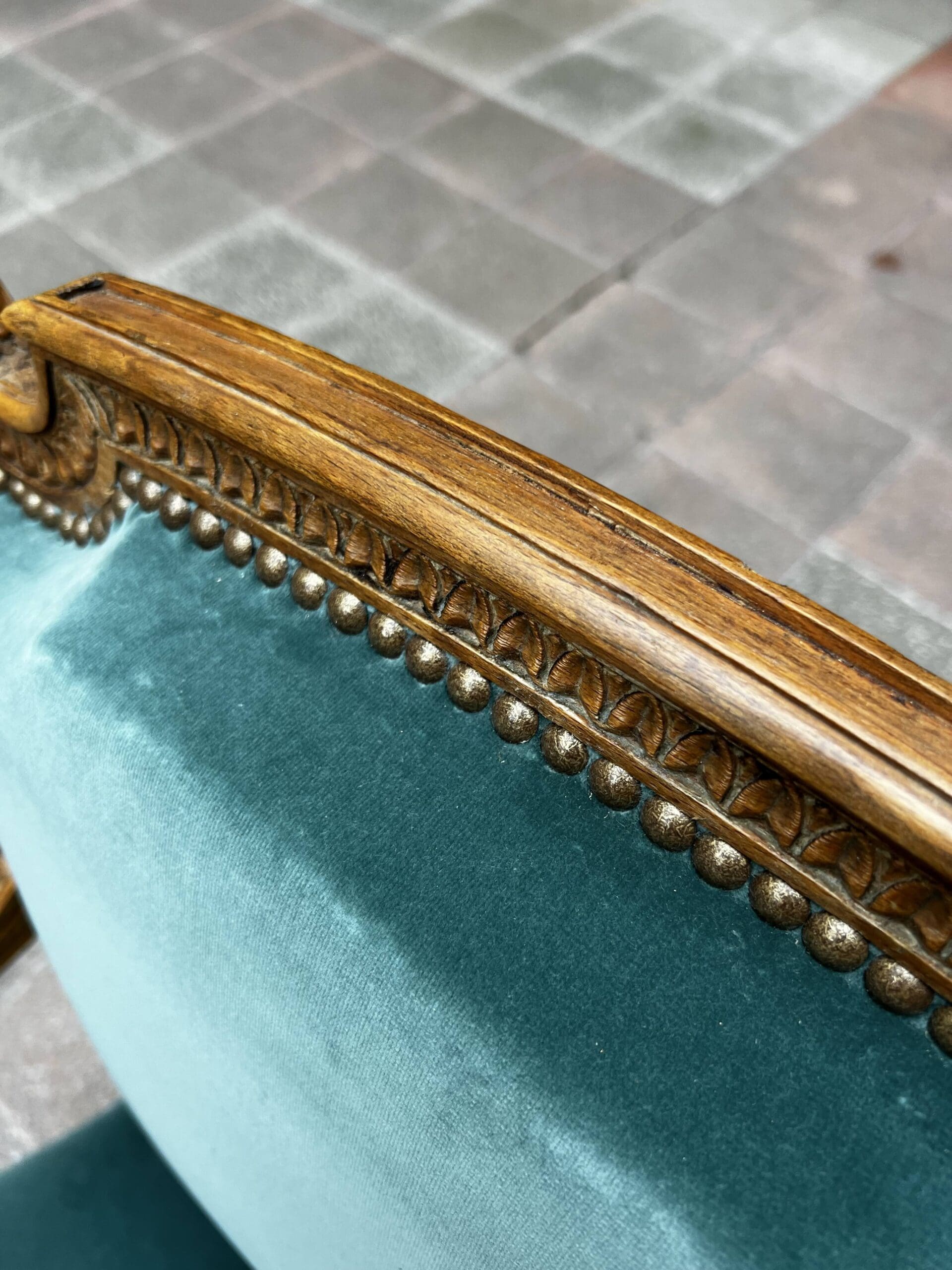 Fauteuil de couloir Louis XVI d’époque – Ornements sculptés et garniture en velours
