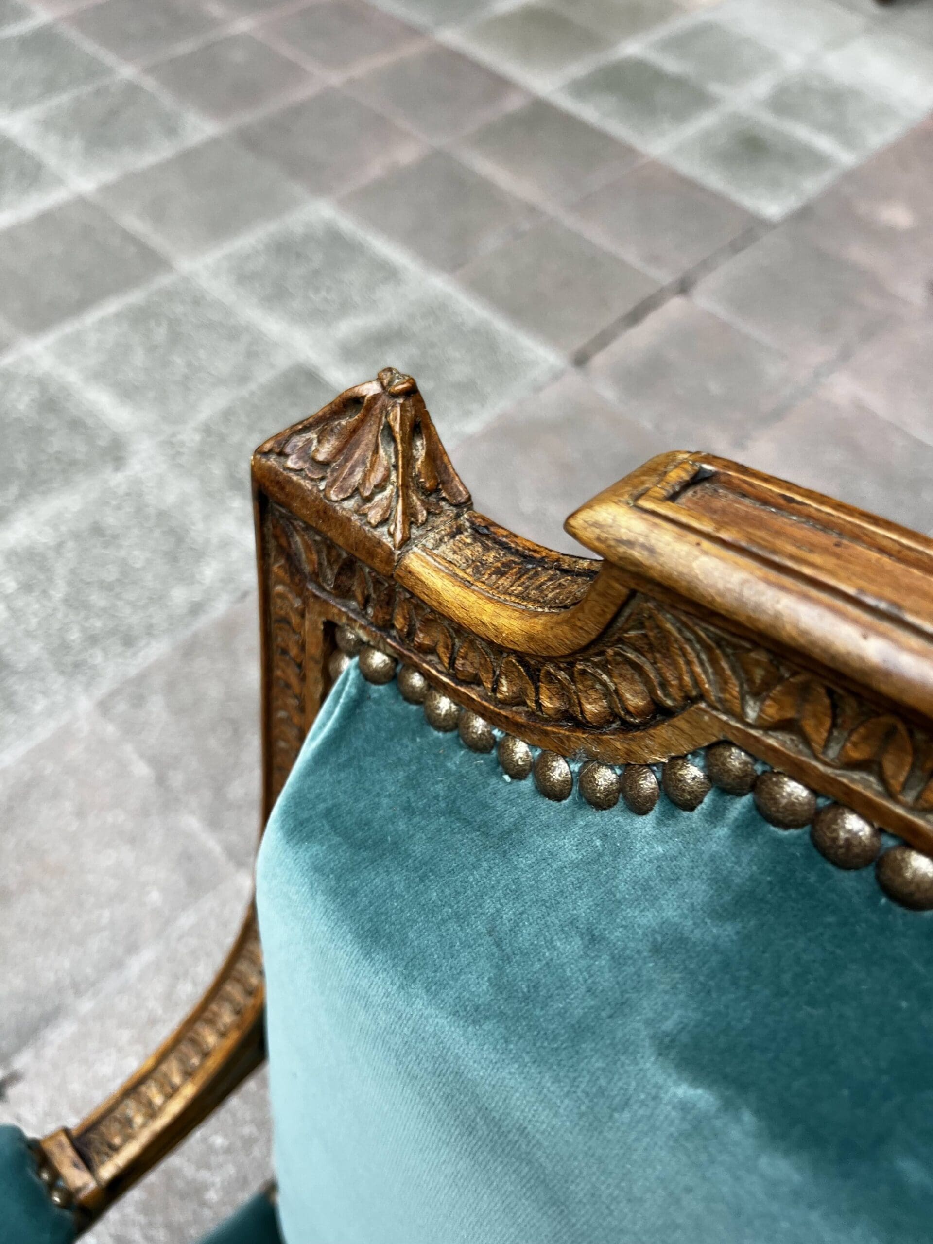 Fauteuil de couloir Louis XVI d’époque – Ornements sculptés et garniture en velours