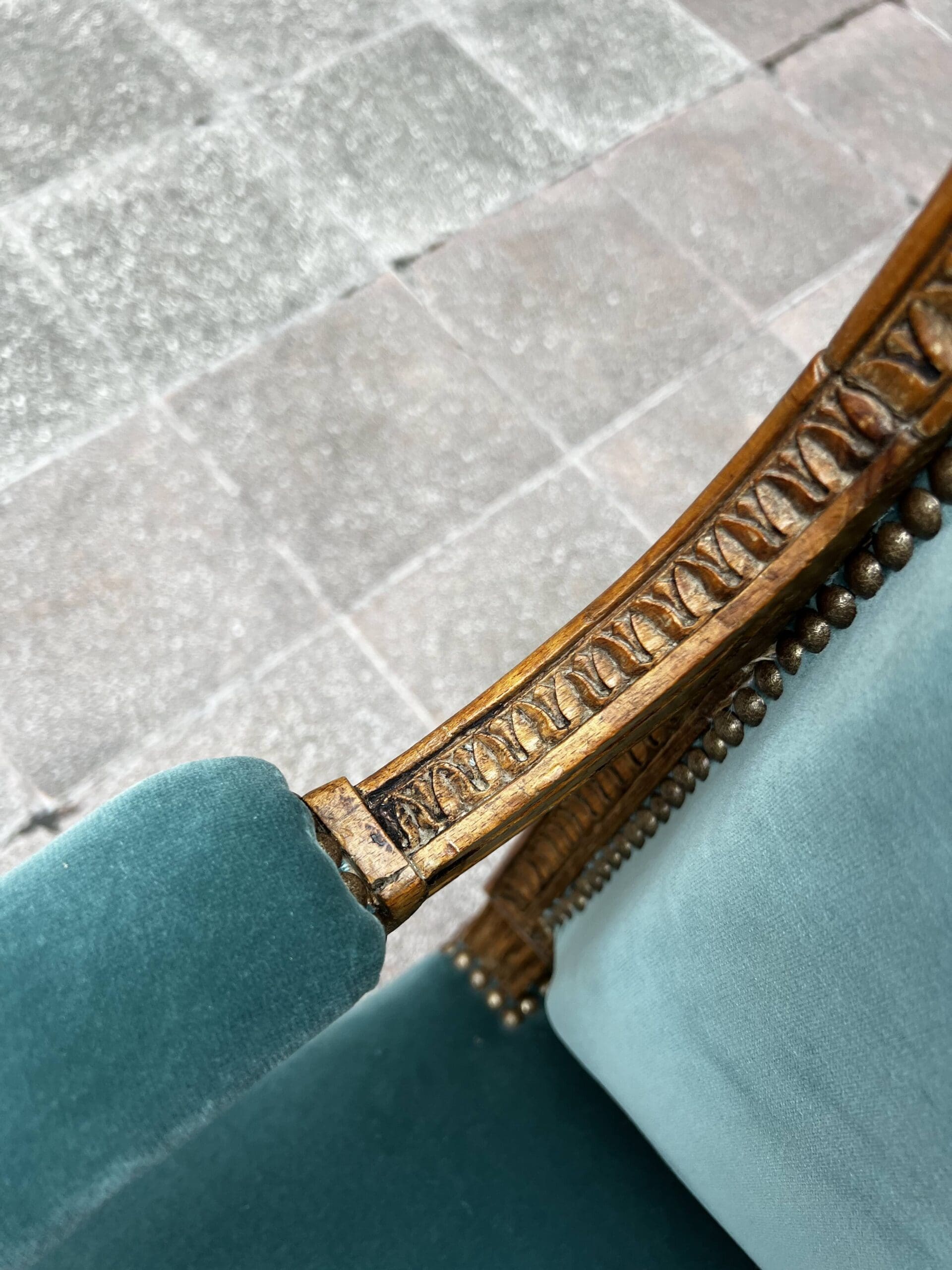 Fauteuil de couloir Louis XVI d’époque – Ornements sculptés et garniture en velours
