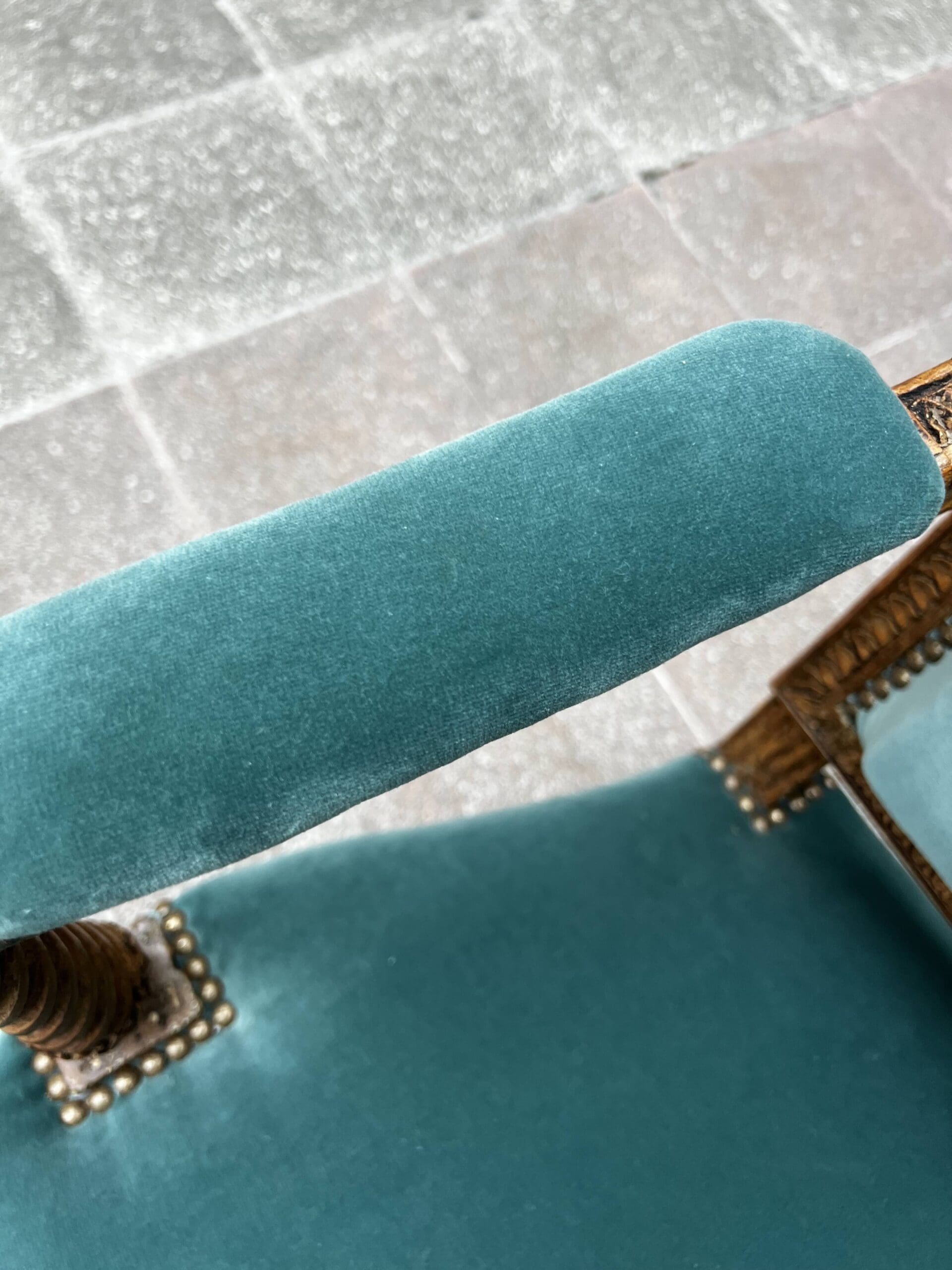 Fauteuil de couloir Louis XVI d’époque – Ornements sculptés et garniture en velours