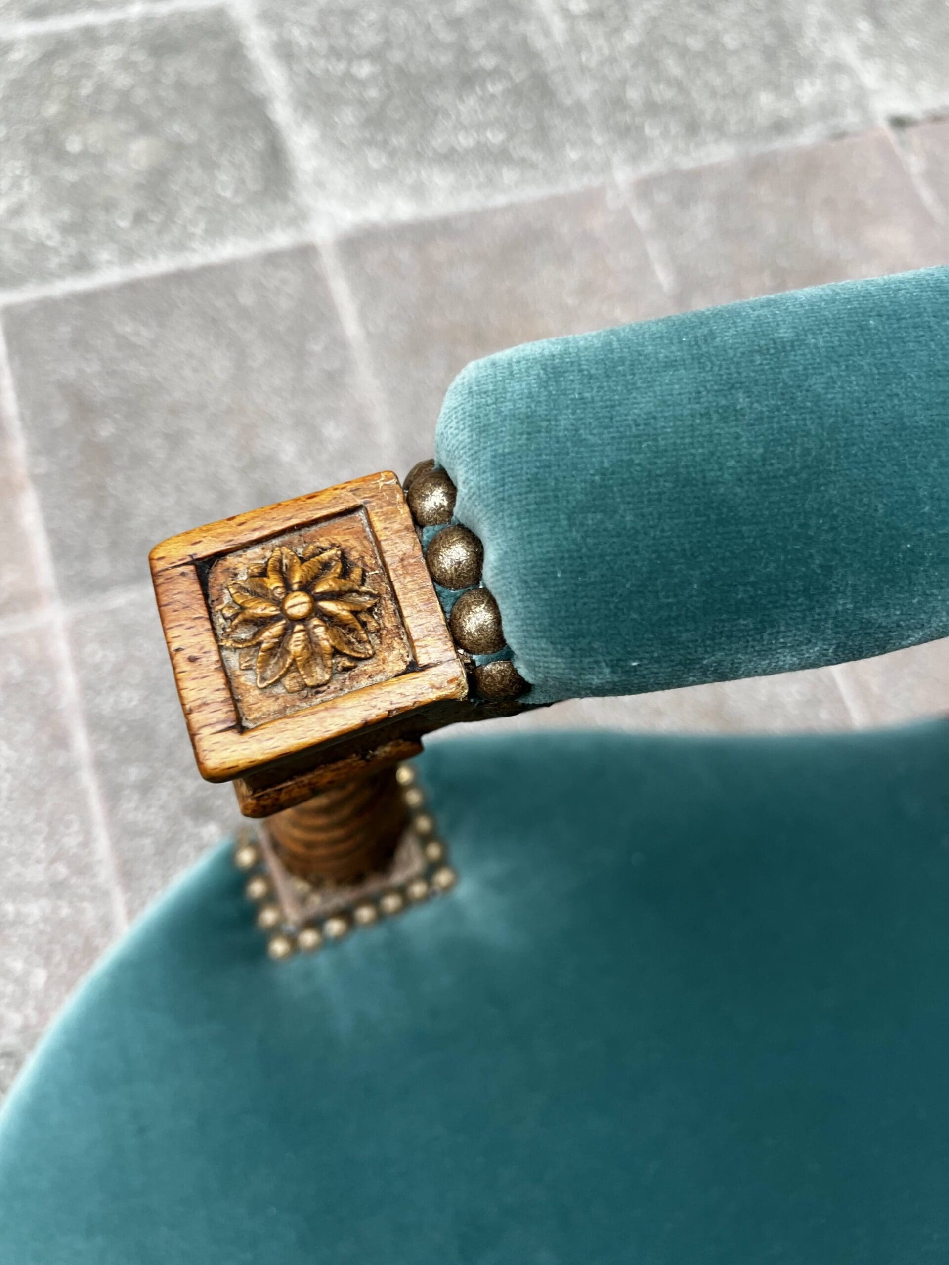 Fauteuil de couloir Louis XVI d’époque – Ornements sculptés et garniture en velours