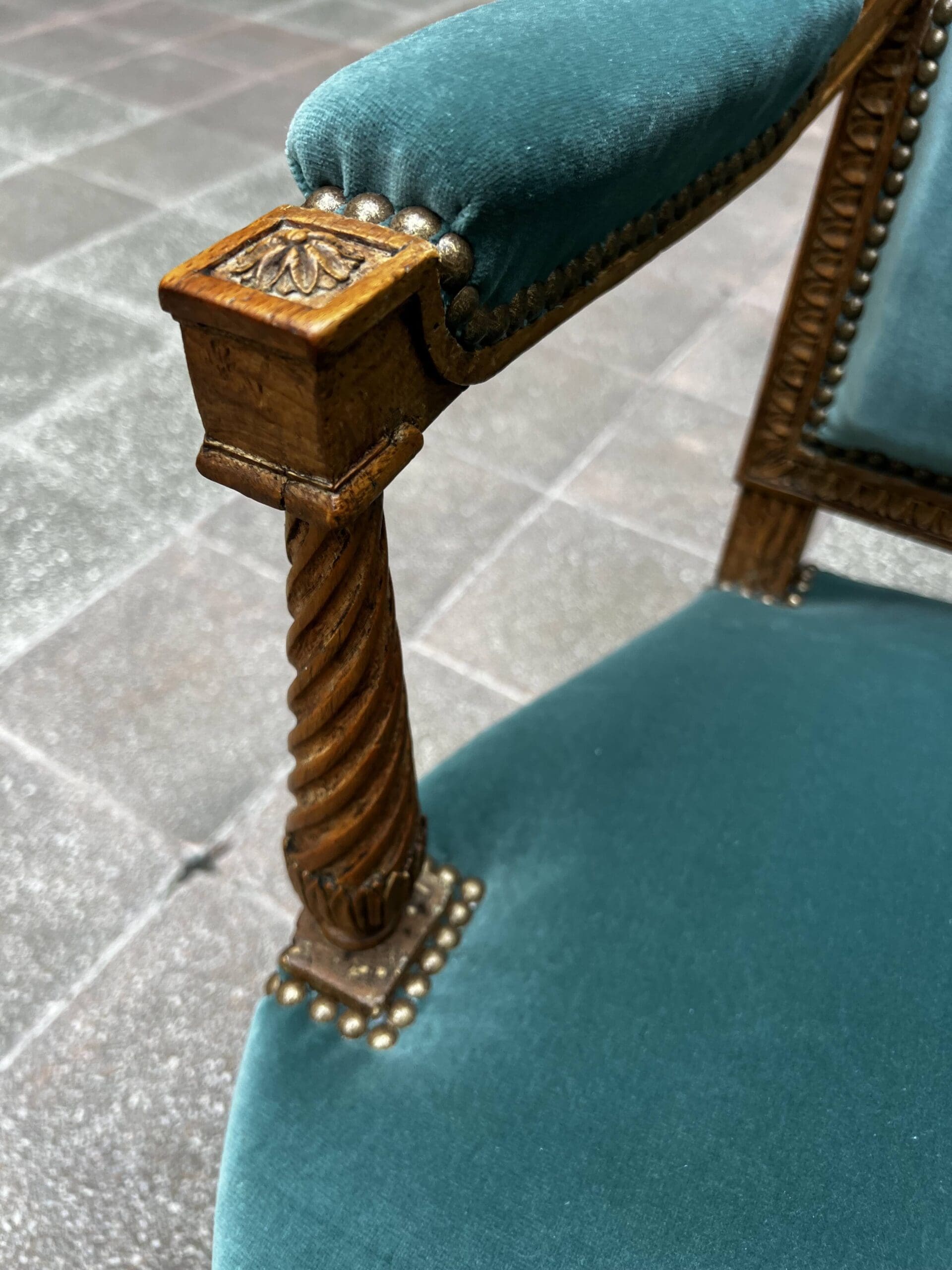 Fauteuil de couloir Louis XVI d’époque – Ornements sculptés et garniture en velours