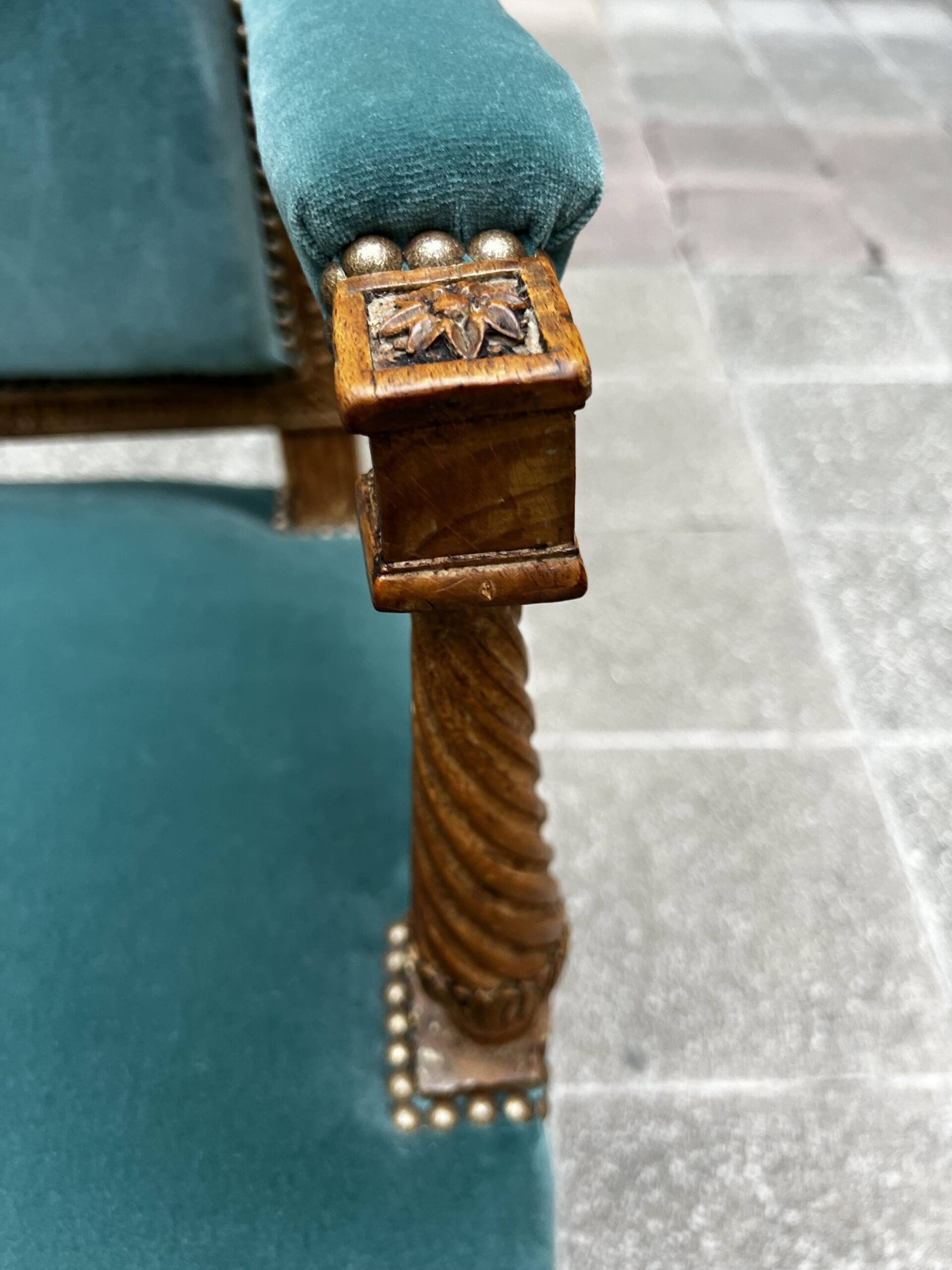 Fauteuil de couloir Louis XVI d’époque – Ornements sculptés et garniture en velours