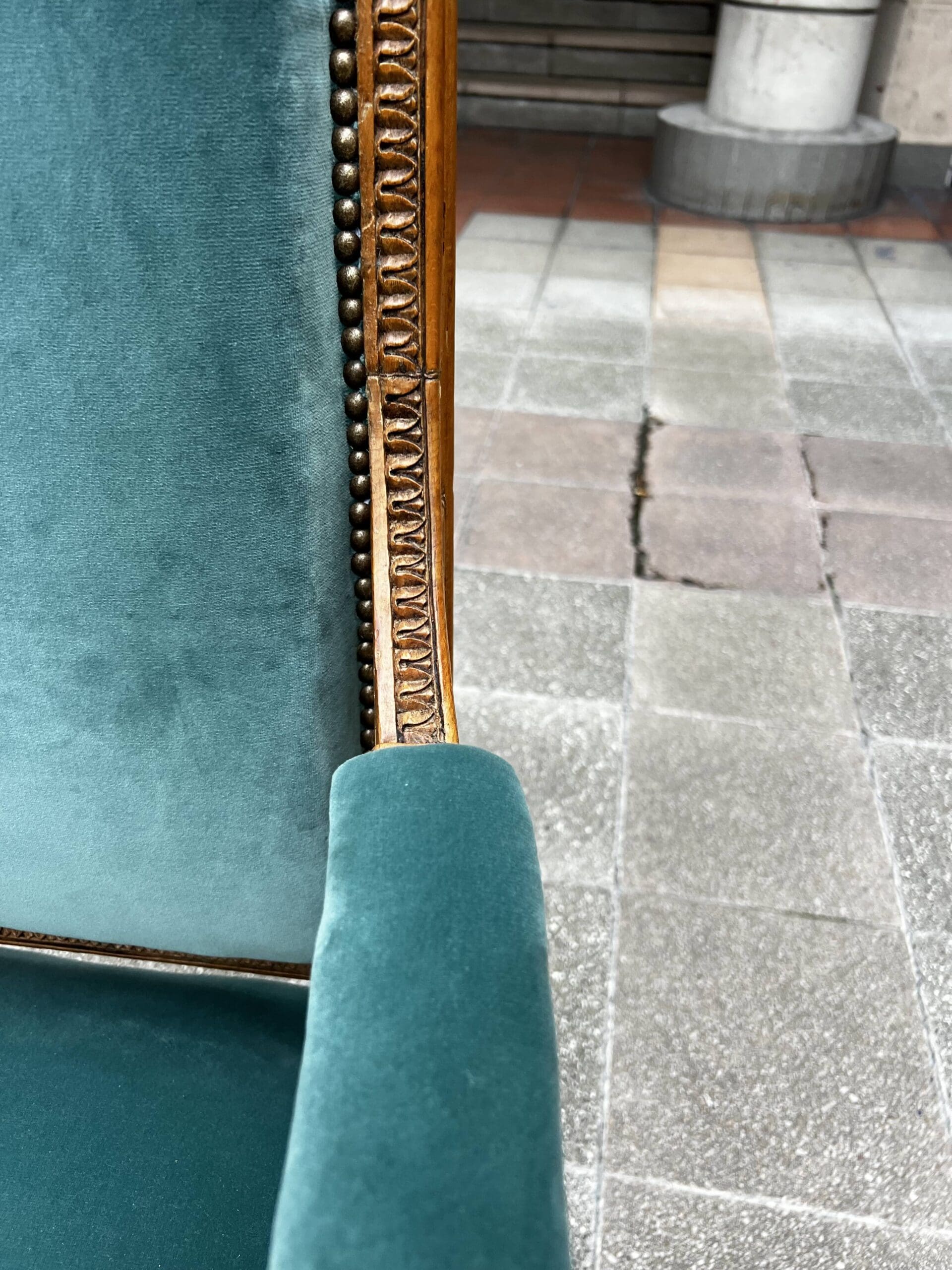 Fauteuil de couloir Louis XVI d’époque – Ornements sculptés et garniture en velours