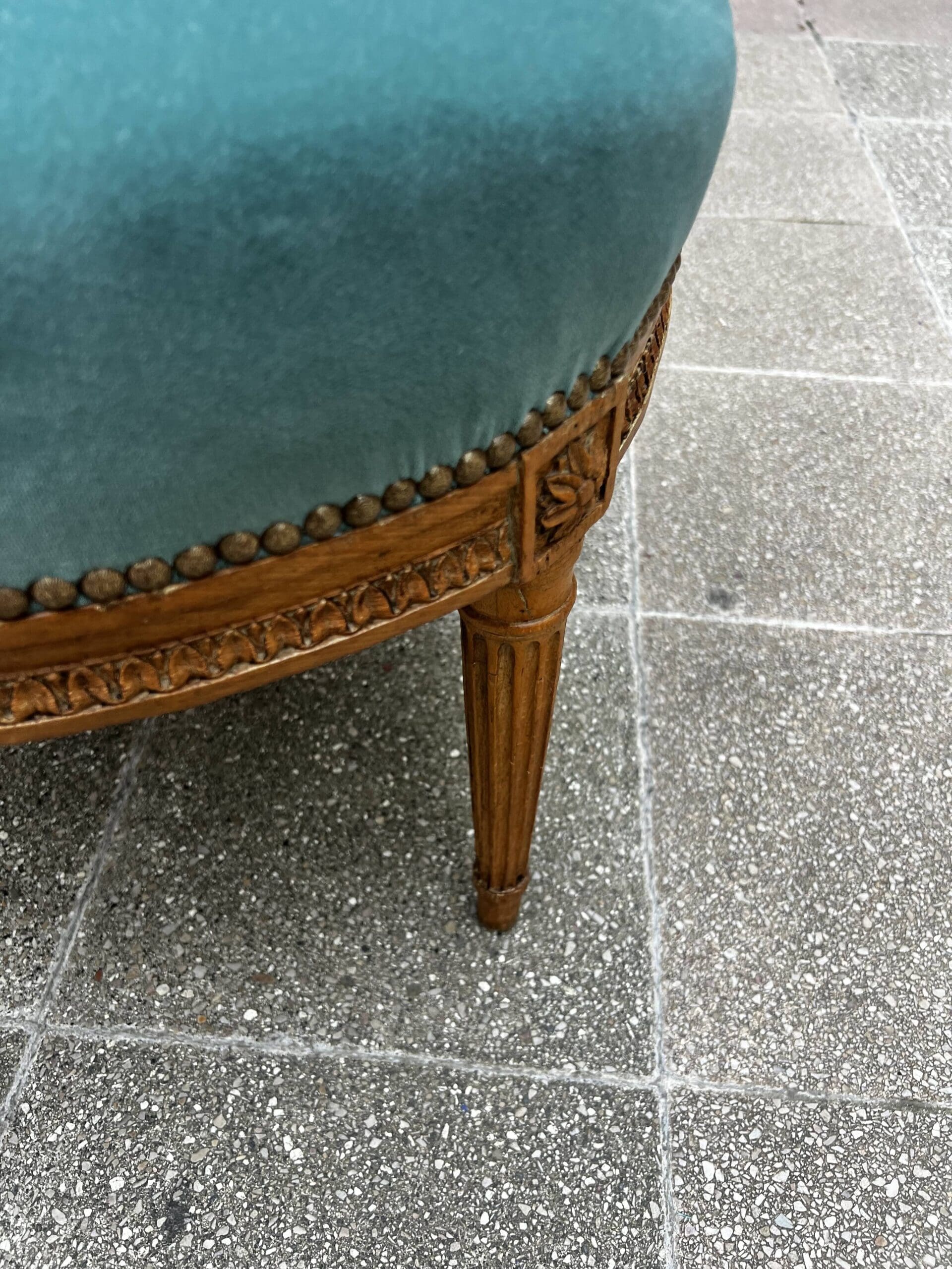 Fauteuil de couloir Louis XVI d’époque – Ornements sculptés et garniture en velours