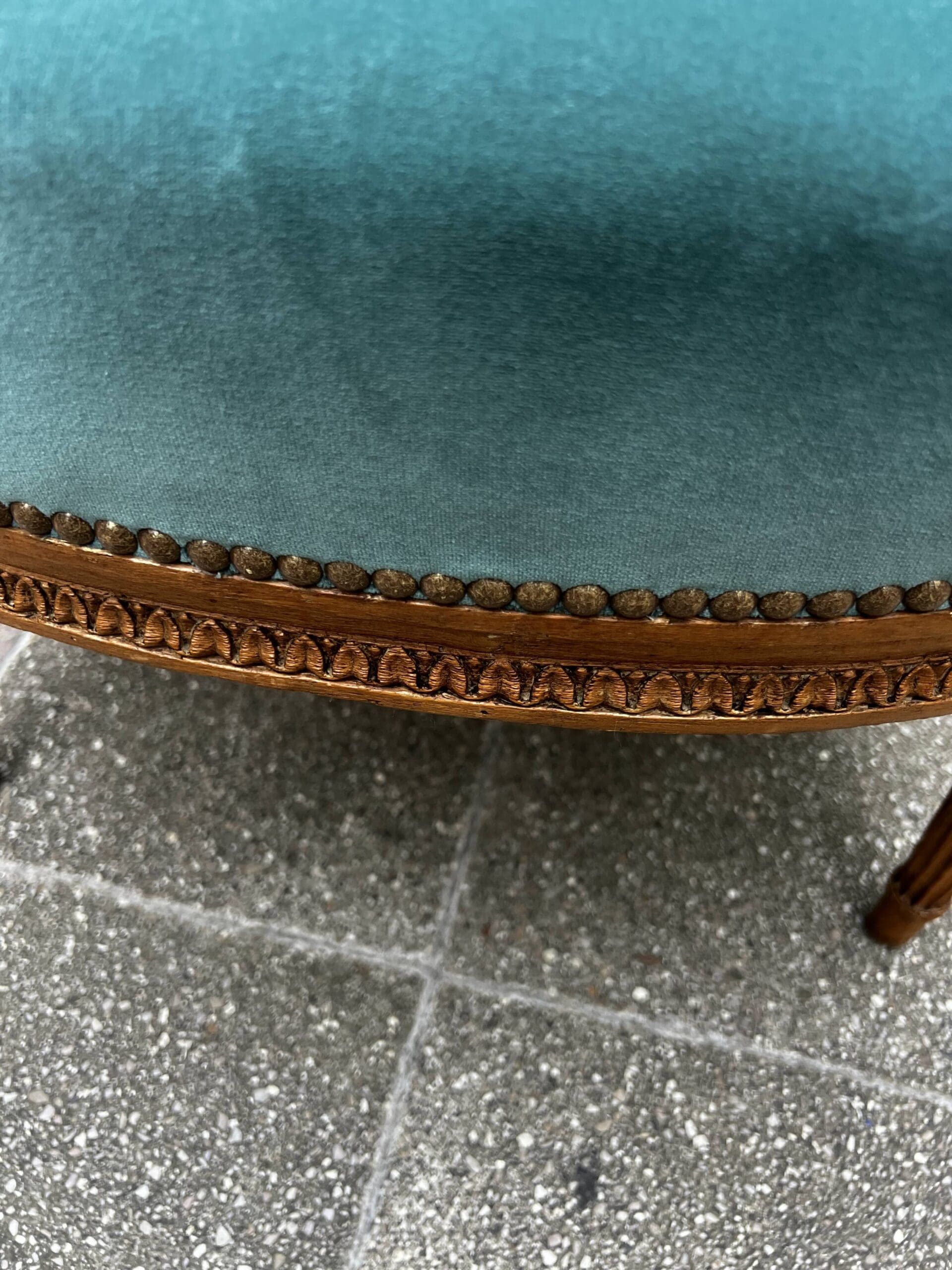 Fauteuil de couloir Louis XVI d’époque – Ornements sculptés et garniture en velours
