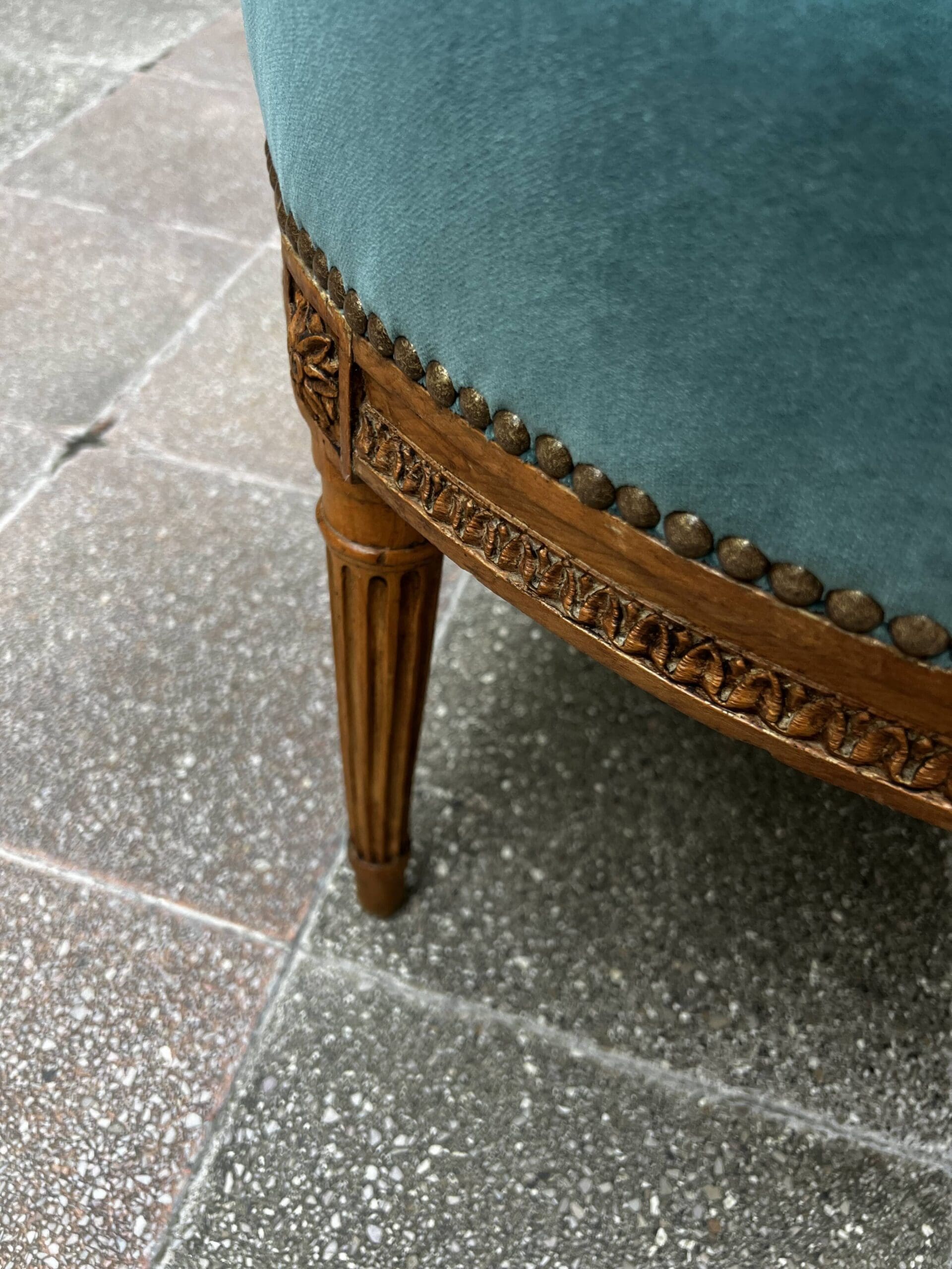 Fauteuil de couloir Louis XVI d’époque – Ornements sculptés et garniture en velours