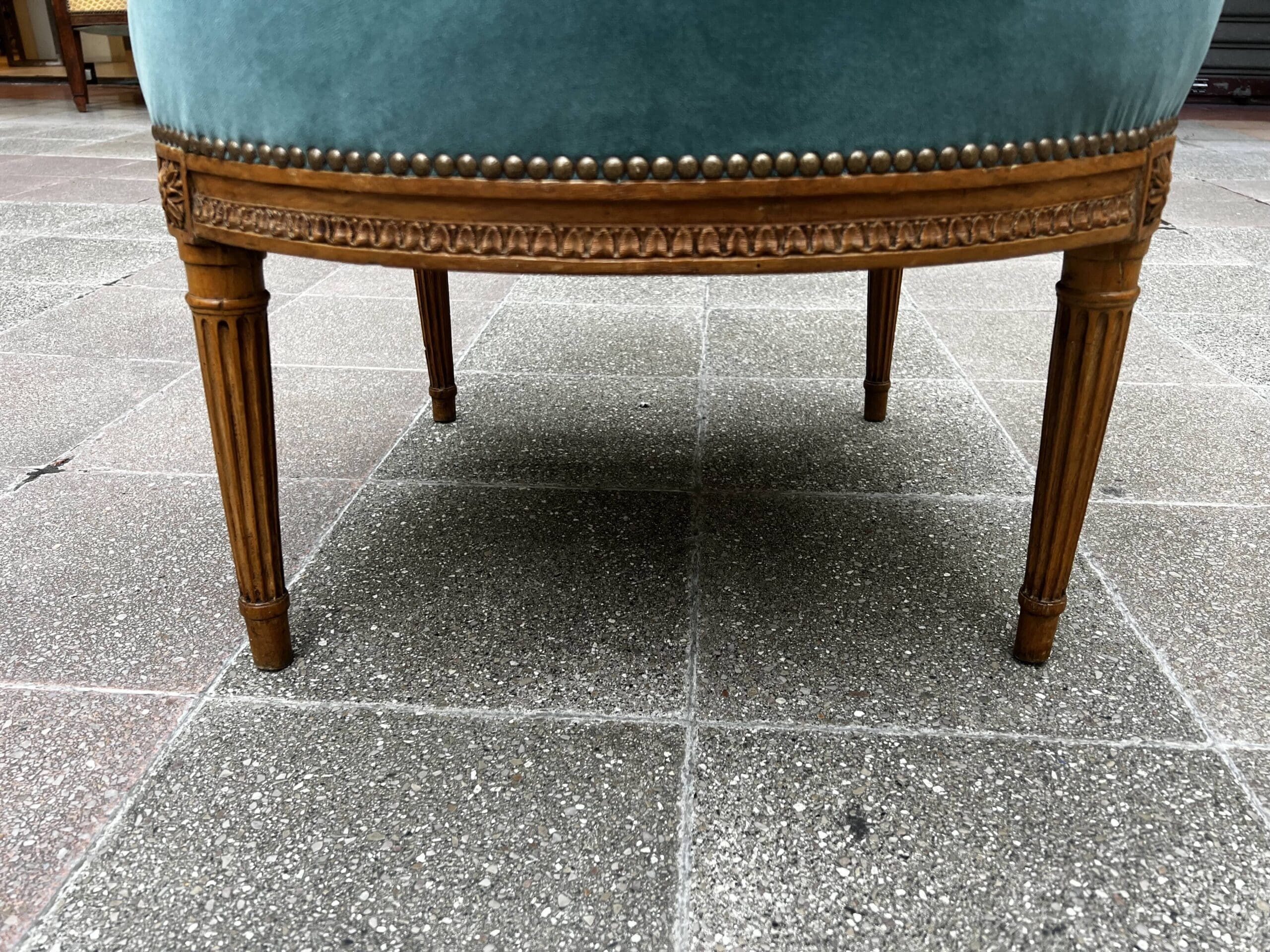 Fauteuil de couloir Louis XVI d’époque – Ornements sculptés et garniture en velours