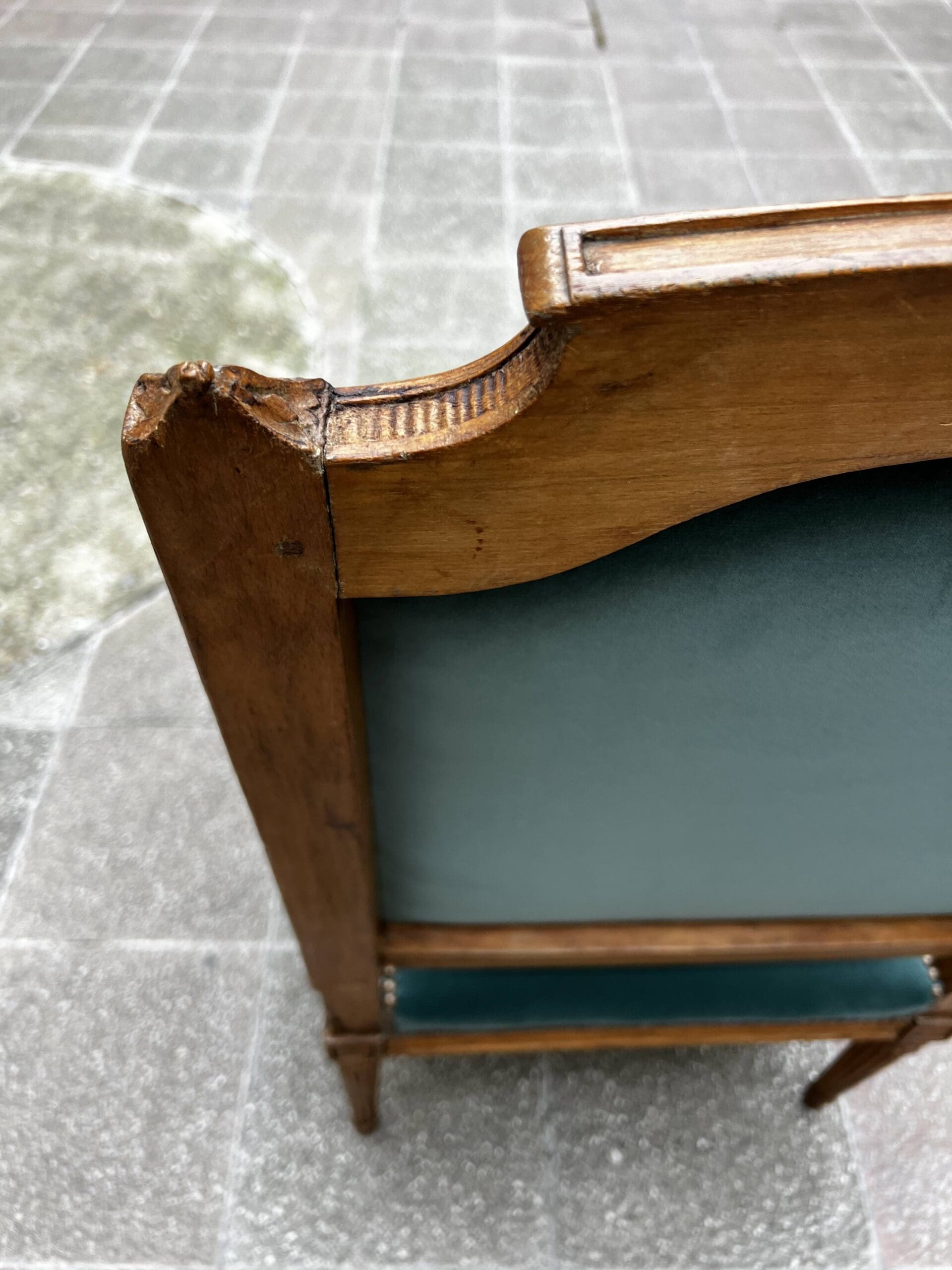 Fauteuil de couloir Louis XVI d’époque – Ornements sculptés et garniture en velours