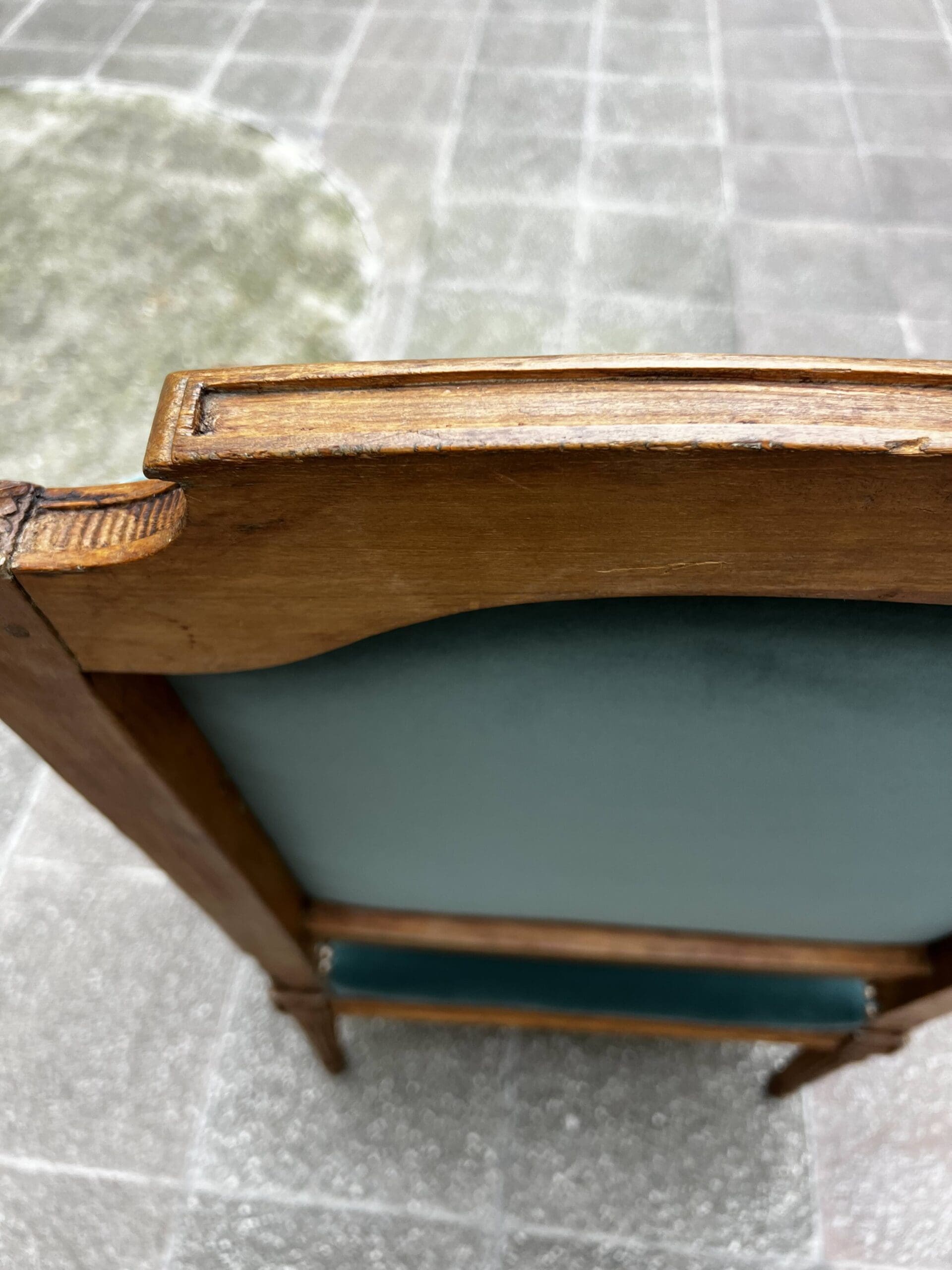 Fauteuil de couloir Louis XVI d’époque – Ornements sculptés et garniture en velours