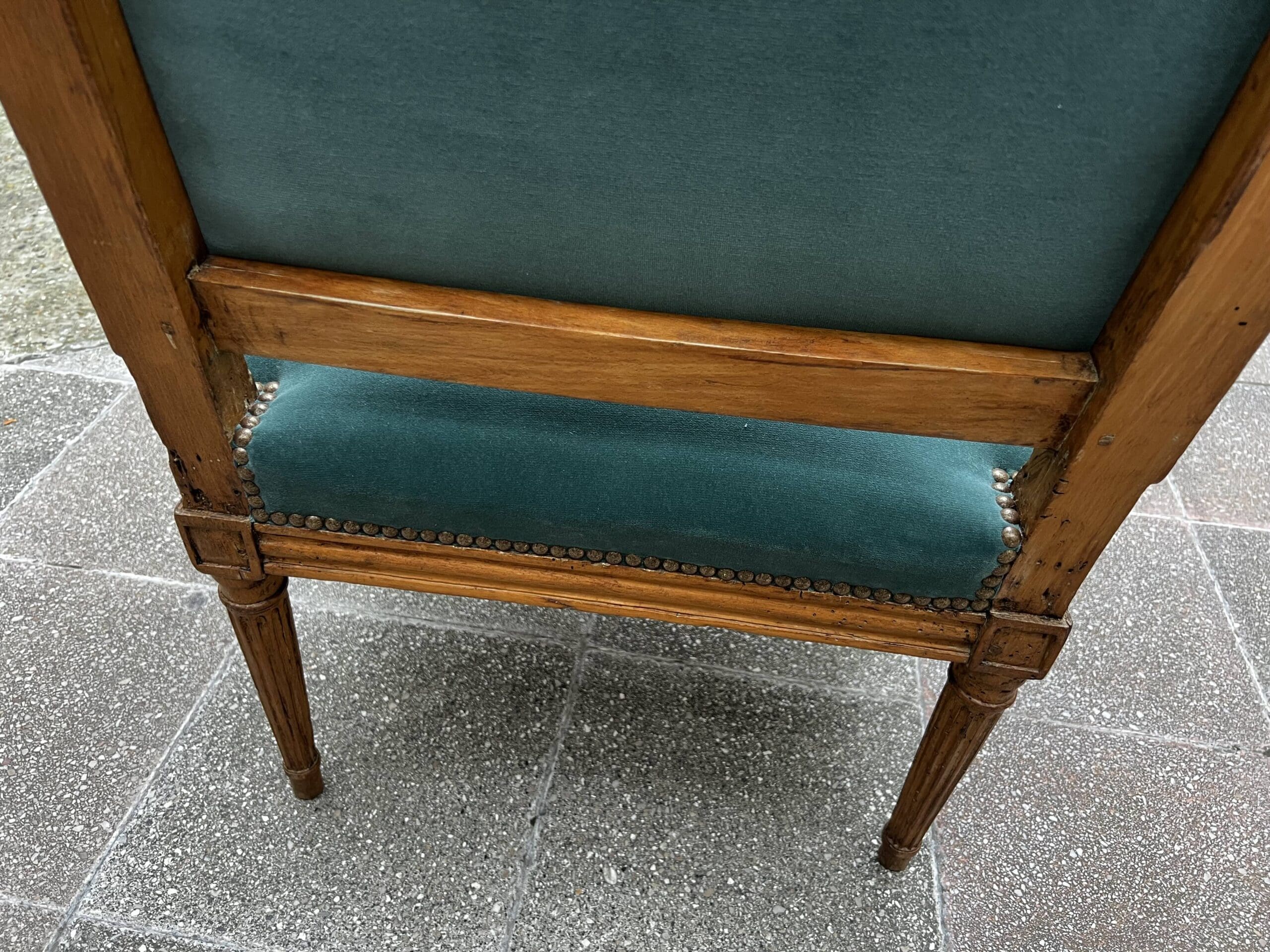 Fauteuil de couloir Louis XVI d’époque – Ornements sculptés et garniture en velours