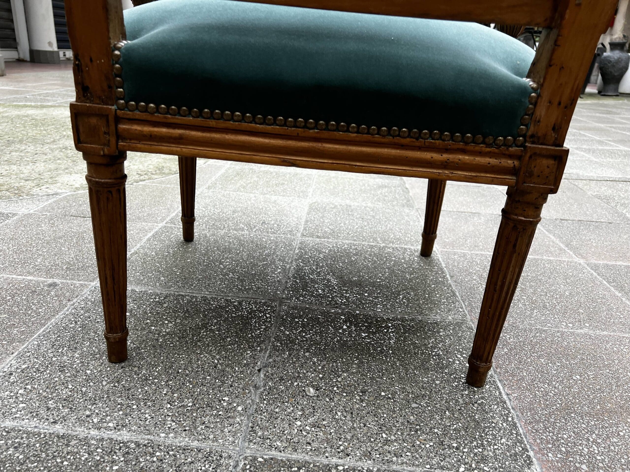 Fauteuil de couloir Louis XVI d’époque – Ornements sculptés et garniture en velours
