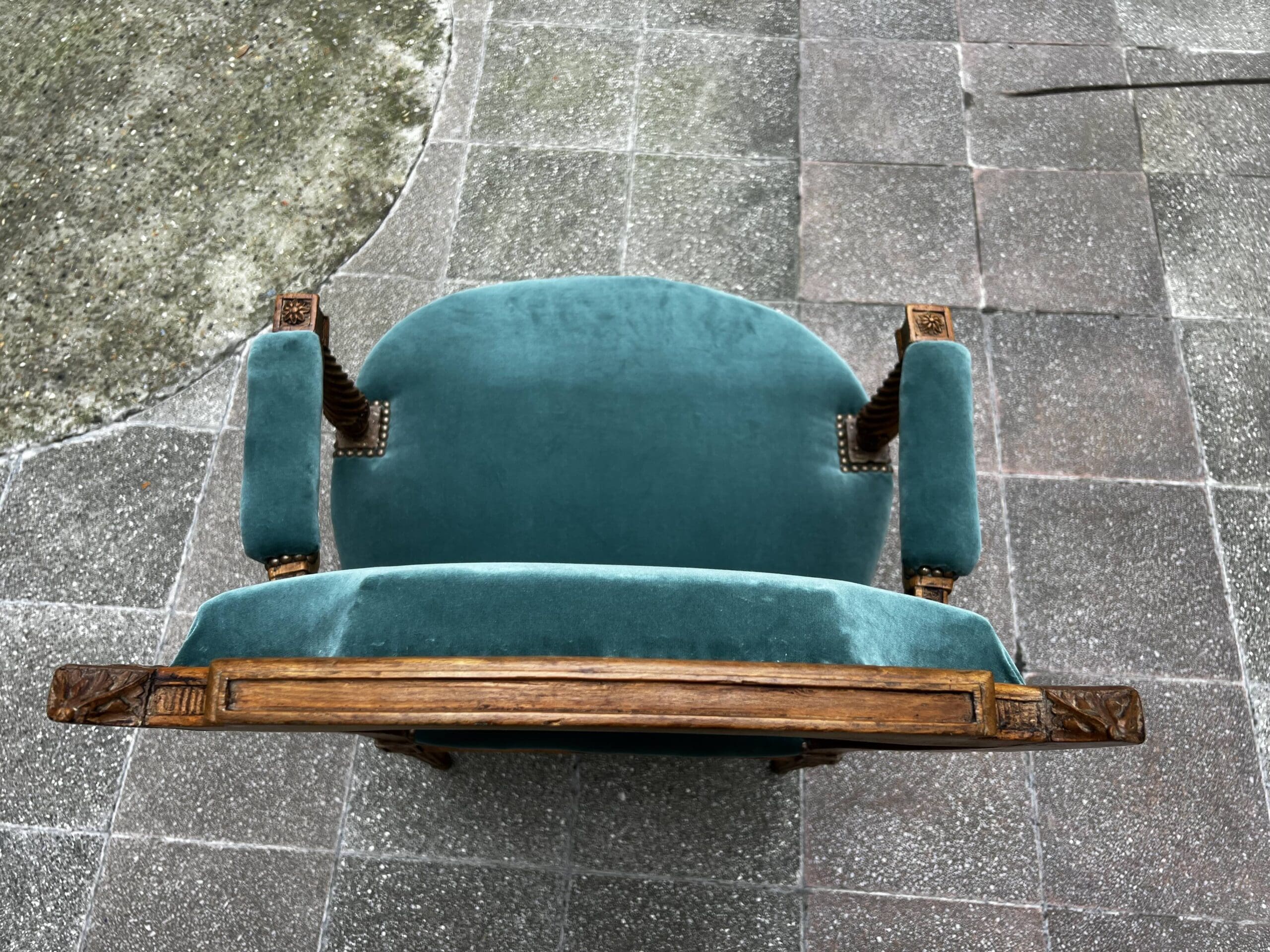 Fauteuil de couloir Louis XVI d’époque – Ornements sculptés et garniture en velours