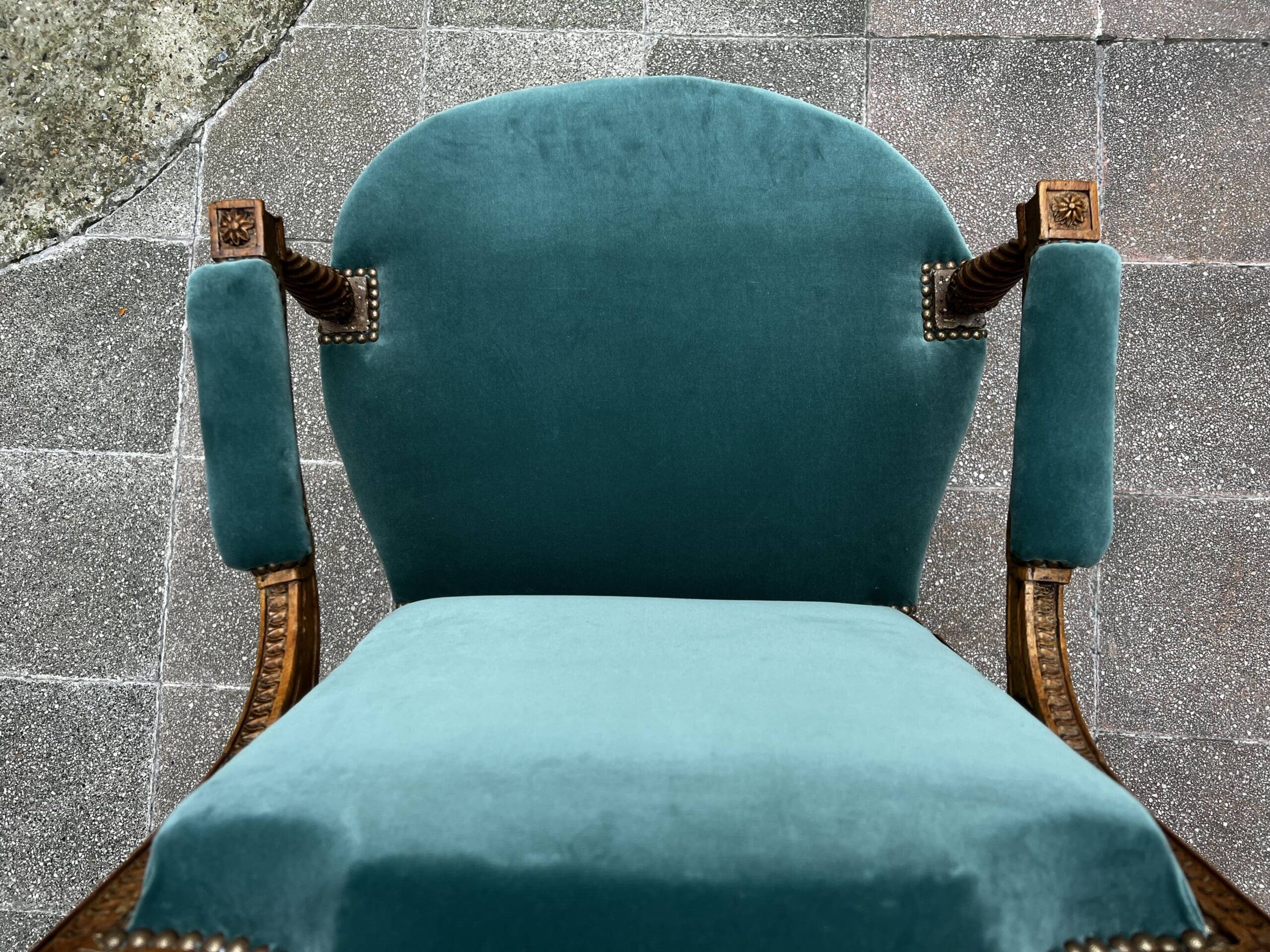 Fauteuil de couloir Louis XVI d’époque – Ornements sculptés et garniture en velours
