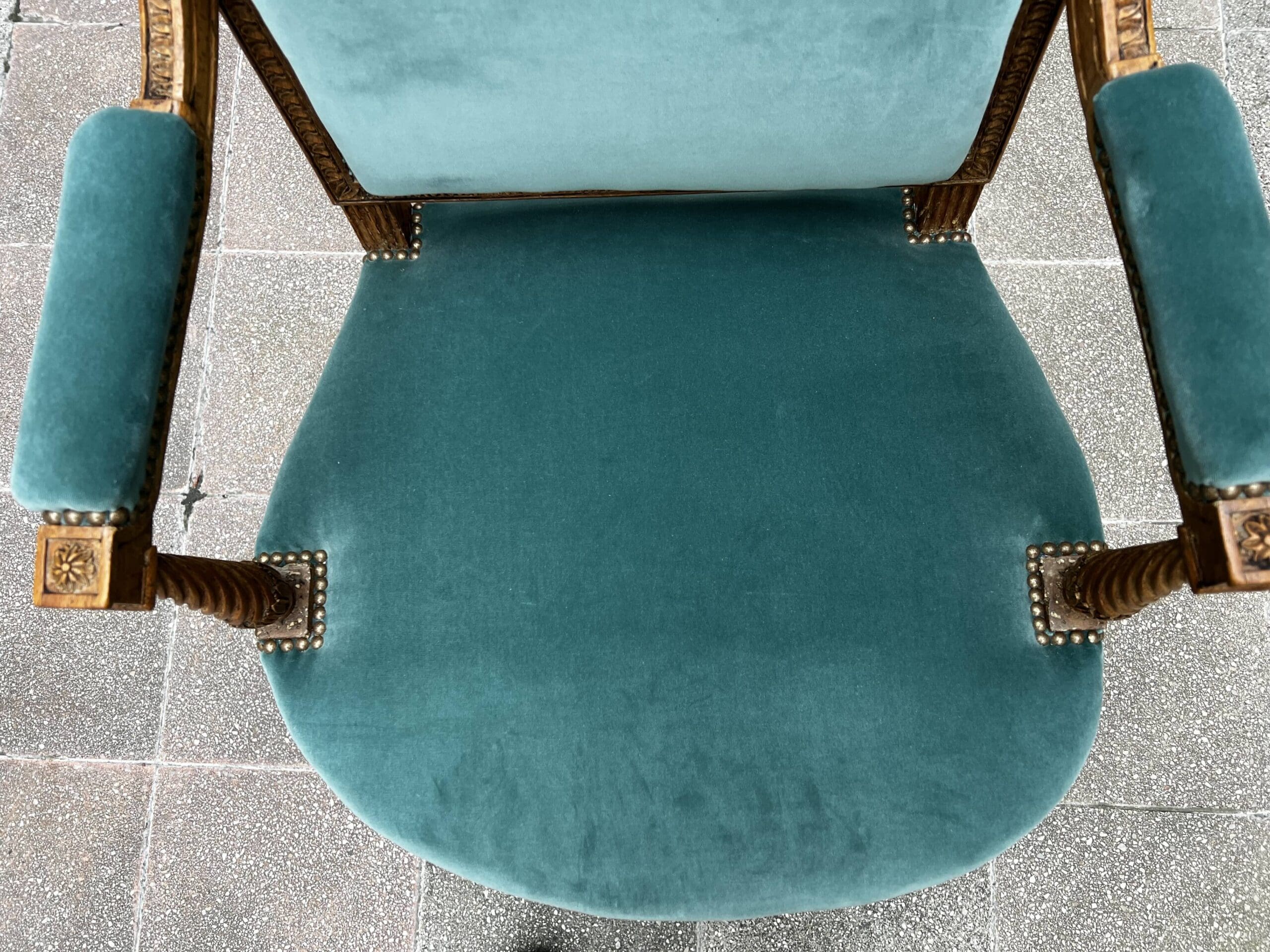 Fauteuil de couloir Louis XVI d’époque – Ornements sculptés et garniture en velours