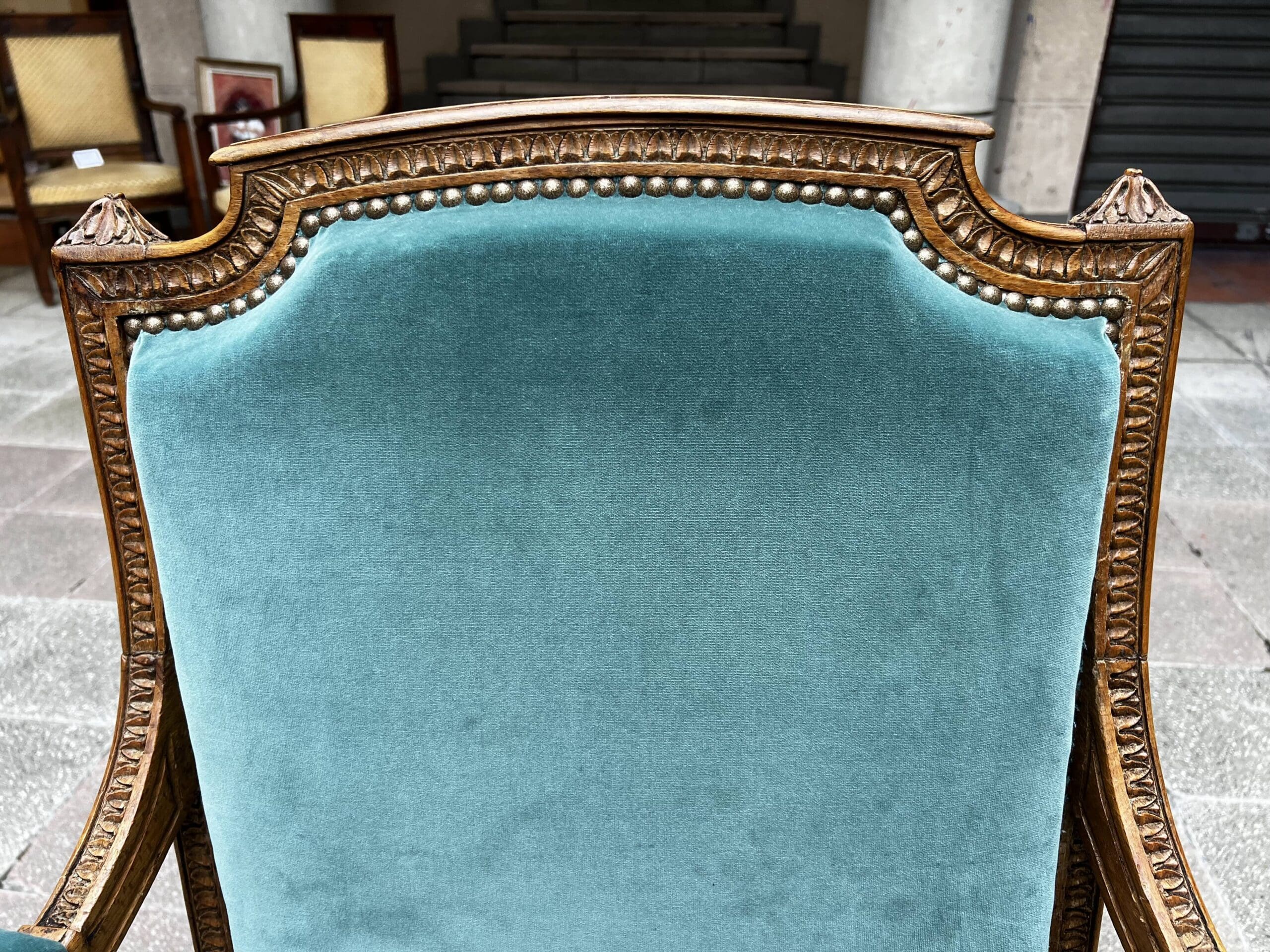 Fauteuil de couloir Louis XVI d’époque – Ornements sculptés et garniture en velours
