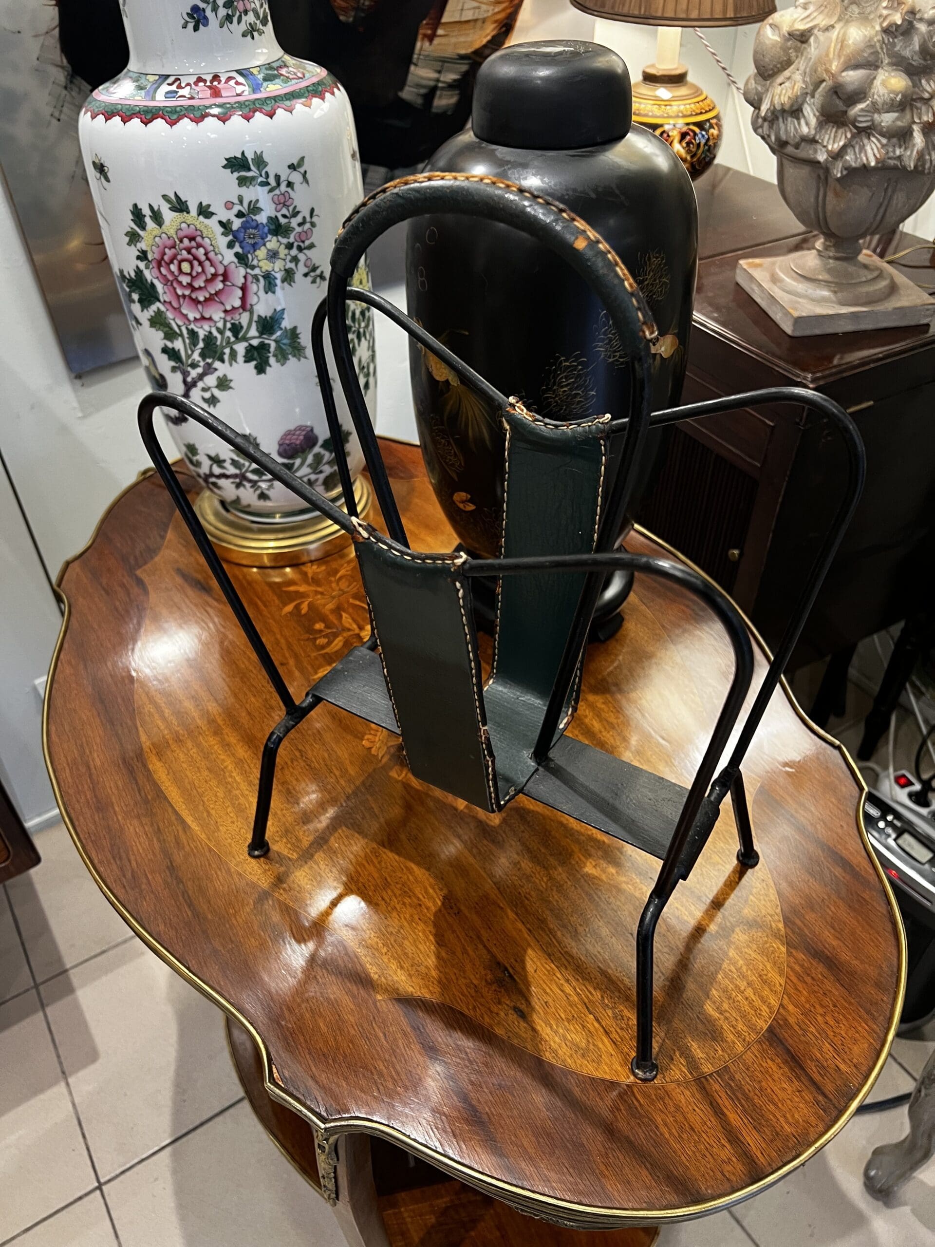 Porte-revues Jacques Adnet en cuir et métal – Élégance Art Déco intemporelle