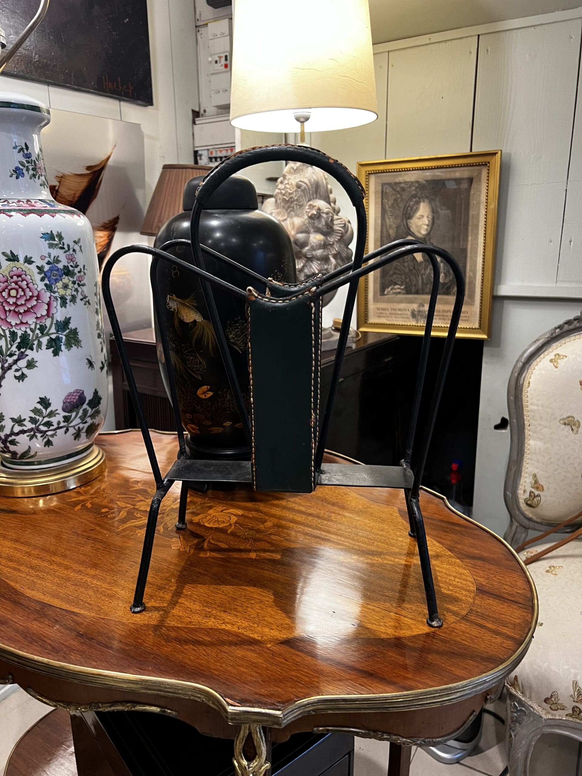 Porte-revues Jacques Adnet en cuir et métal – Élégance Art Déco intemporelle