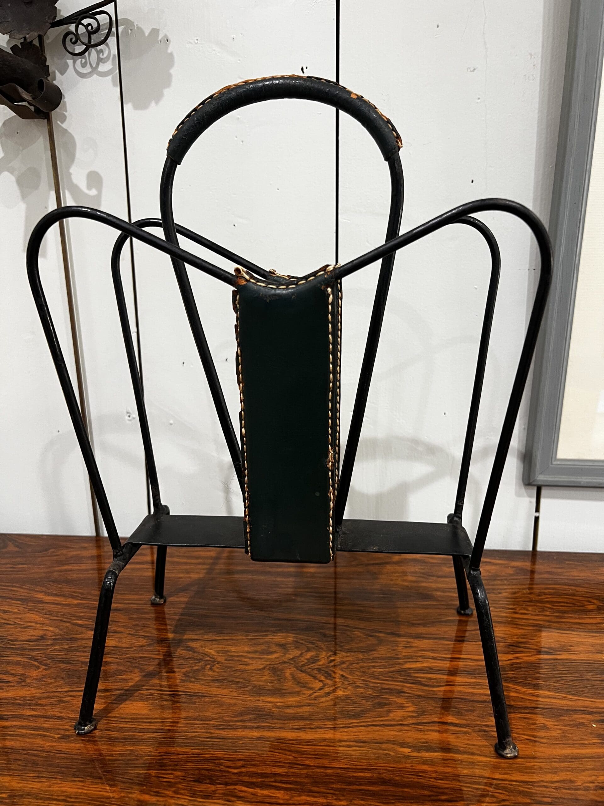 Porte-revues Jacques Adnet en cuir et métal – Élégance Art Déco intemporelle