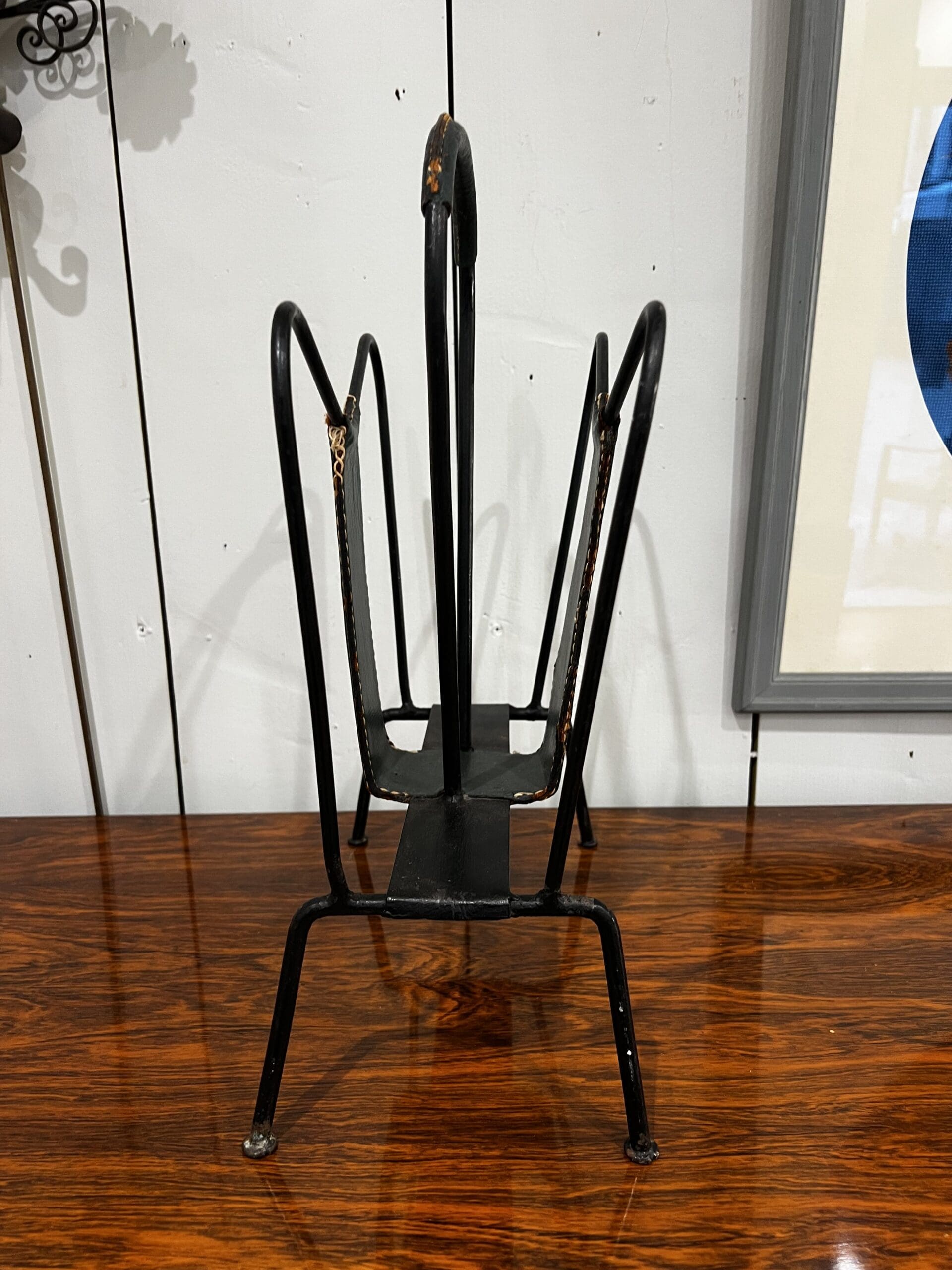 Porte-revues Jacques Adnet en cuir et métal – Élégance Art Déco intemporelle