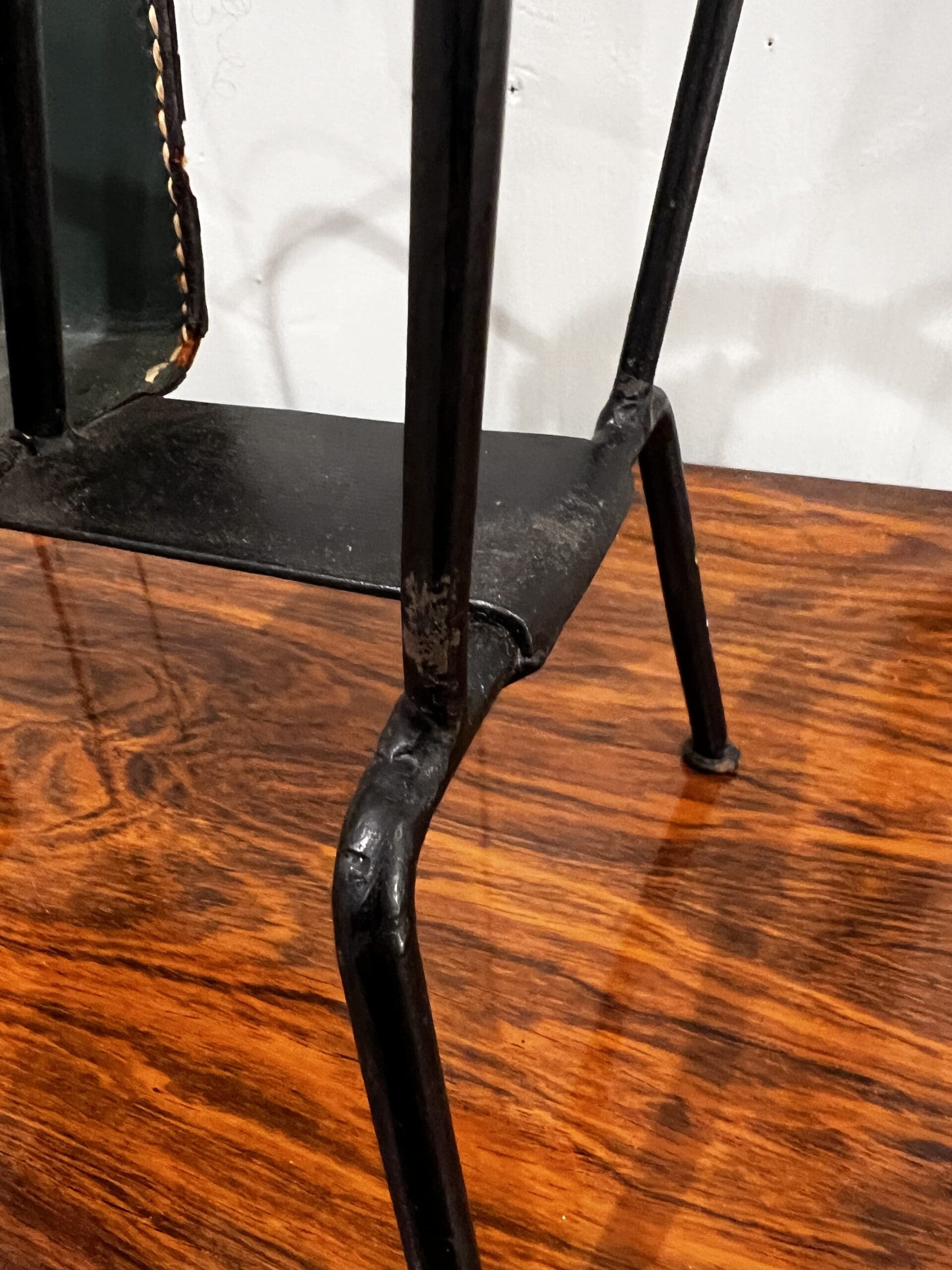 Porte-revues Jacques Adnet en cuir et métal – Élégance Art Déco intemporelle