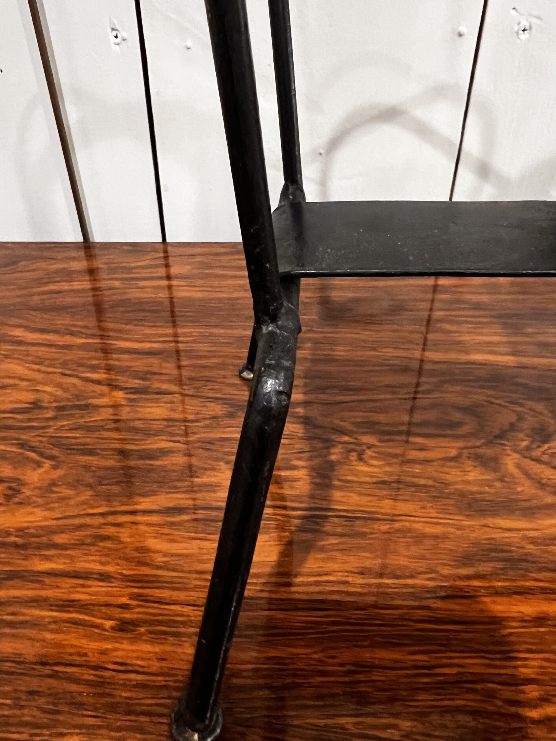 Porte-revues Jacques Adnet en cuir et métal – Élégance Art Déco intemporelle