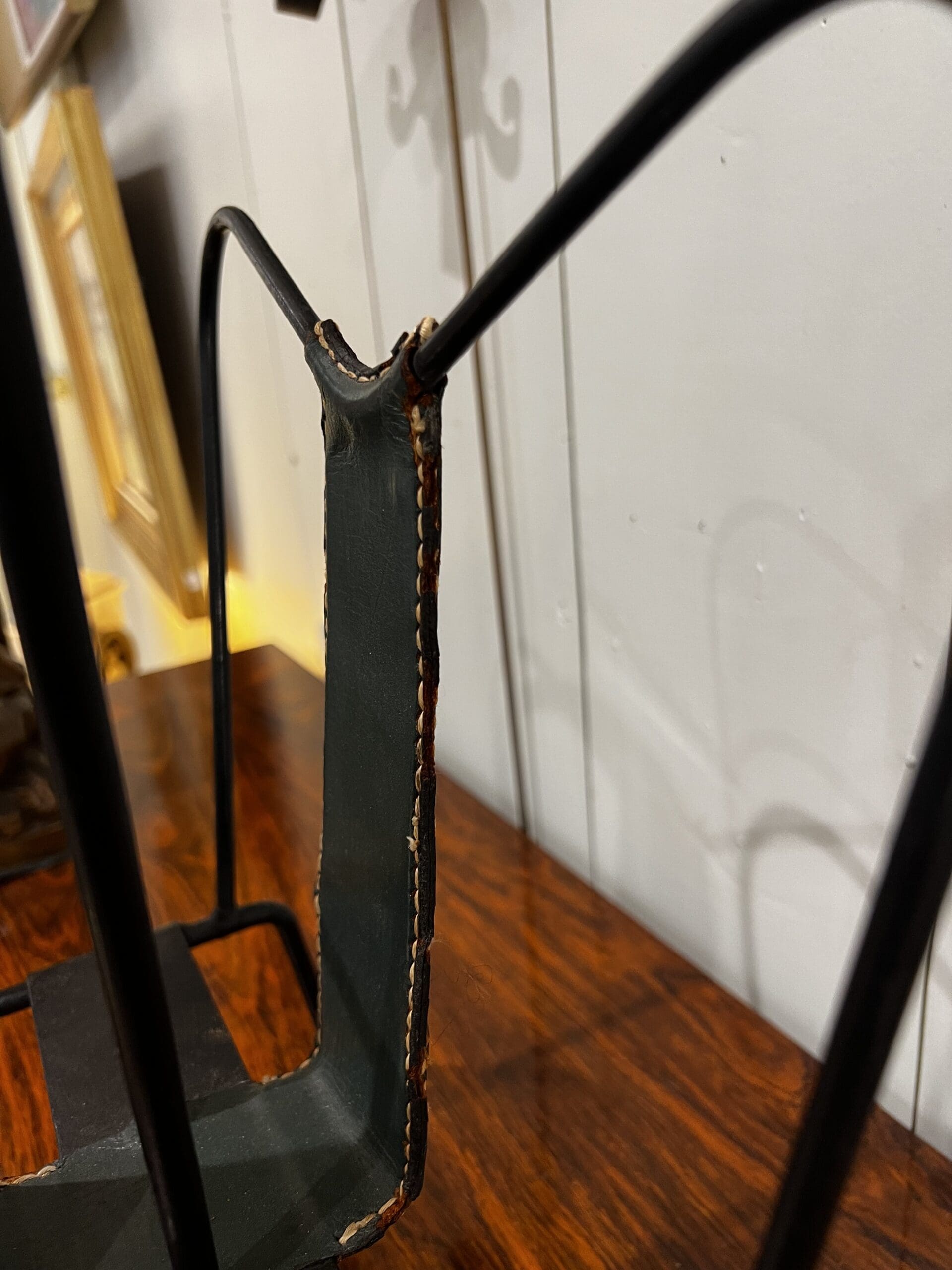 Porte-revues Jacques Adnet en cuir et métal – Élégance Art Déco intemporelle