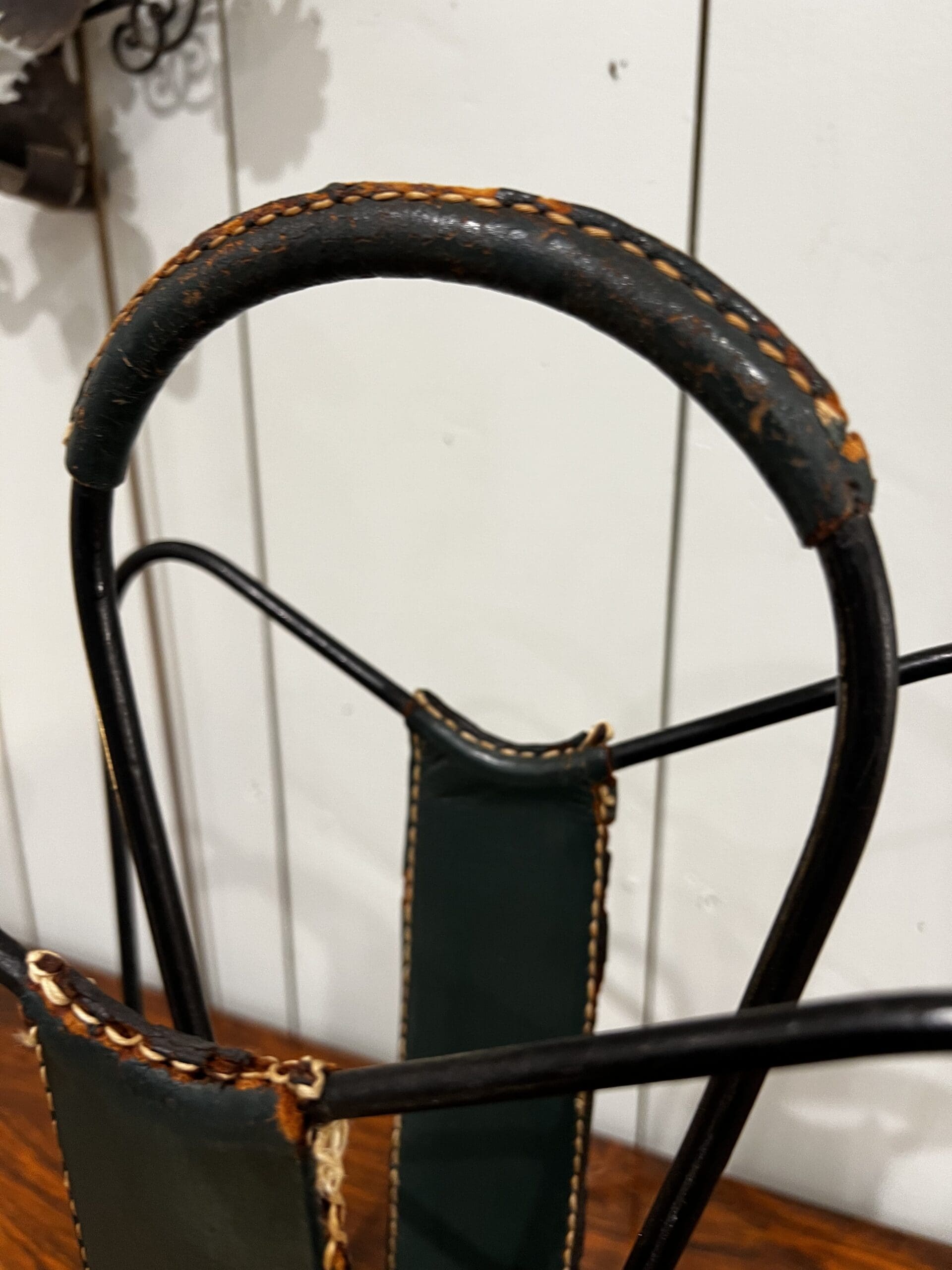 Porte-revues Jacques Adnet en cuir et métal – Élégance Art Déco intemporelle