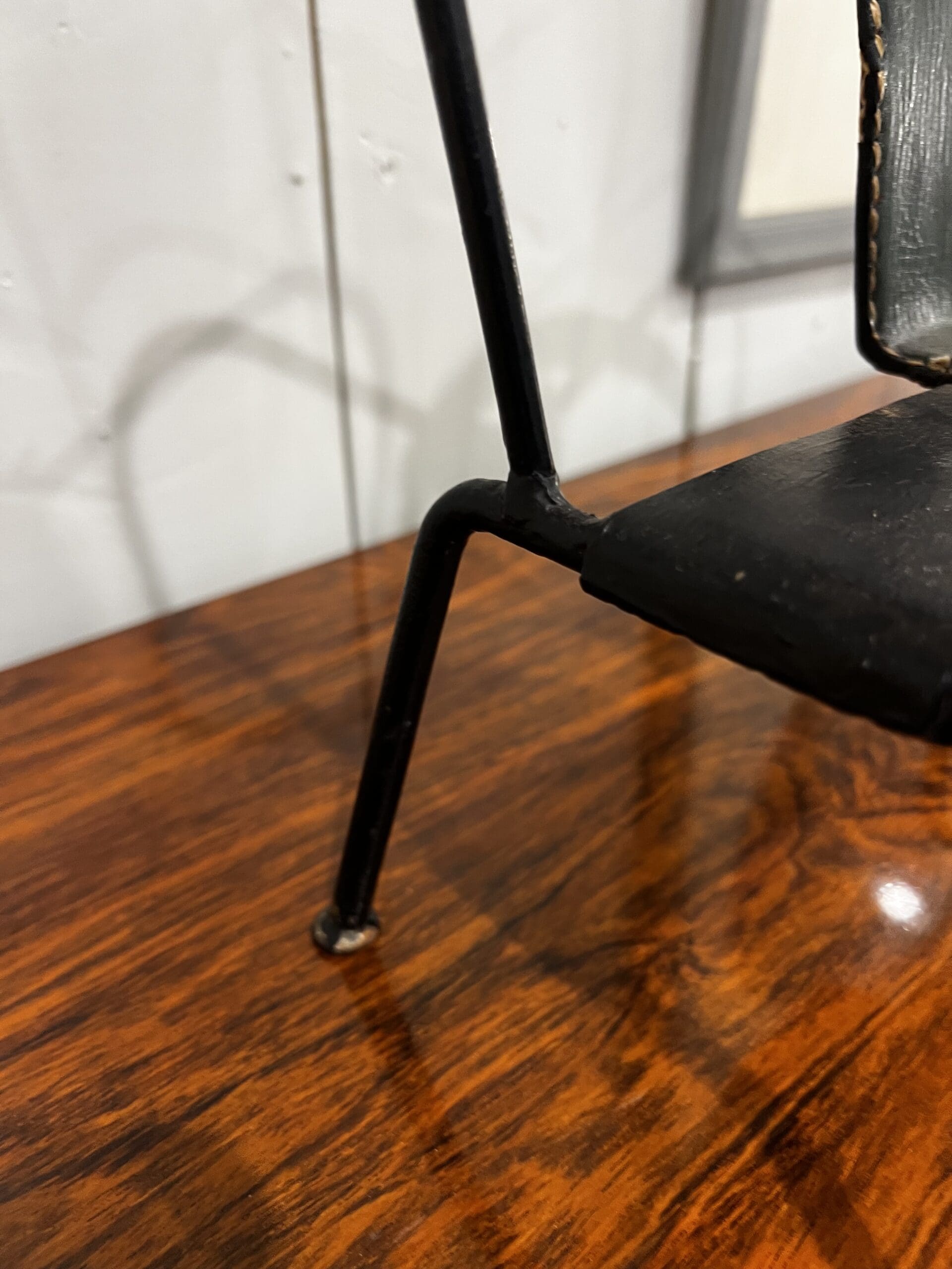 Porte-revues Jacques Adnet en cuir et métal – Élégance Art Déco intemporelle